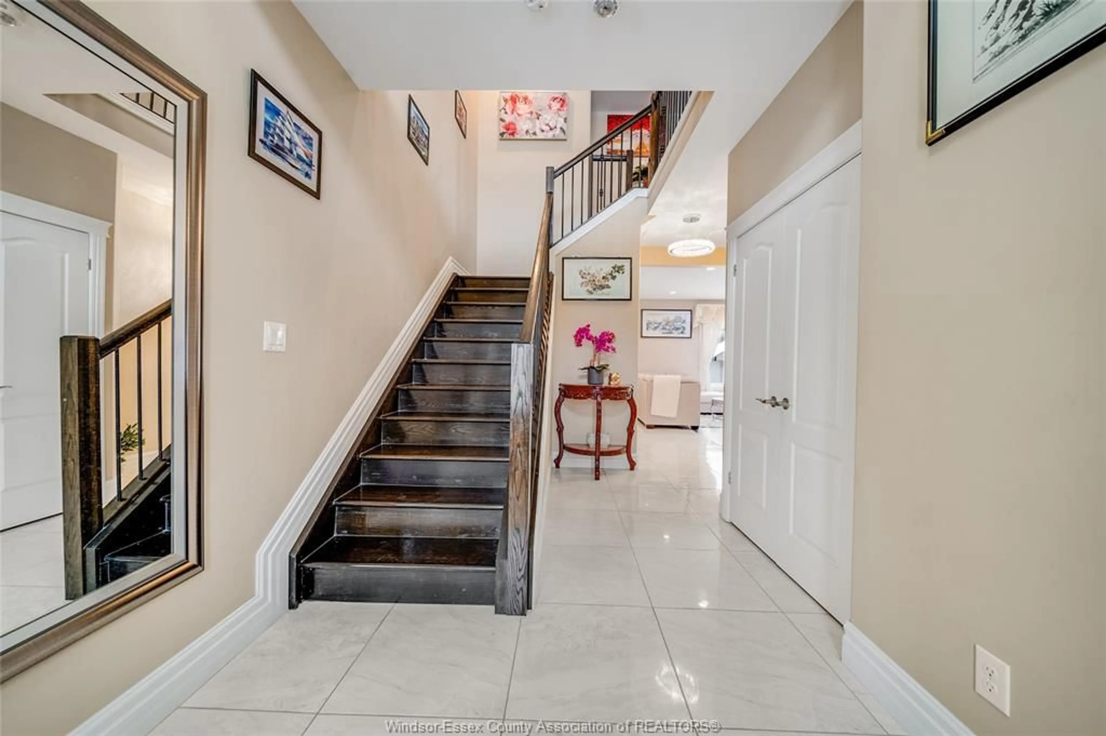 Indoor foyer for 2280 DANDURAND, Windsor Ontario N9E 4Z7