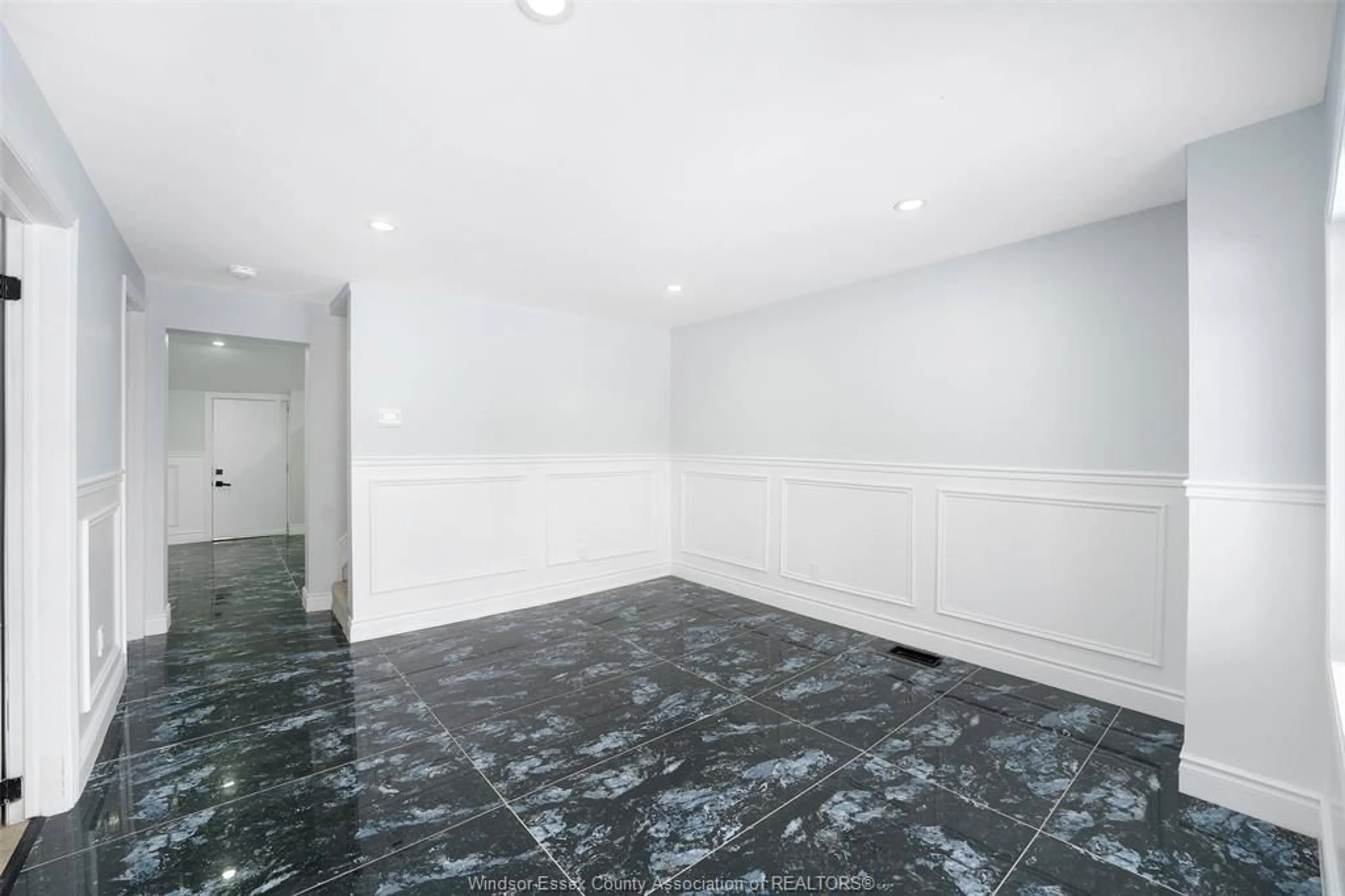 Unknown for 1055 HIGHLAND Ave, Windsor Ontario N9A 1R6