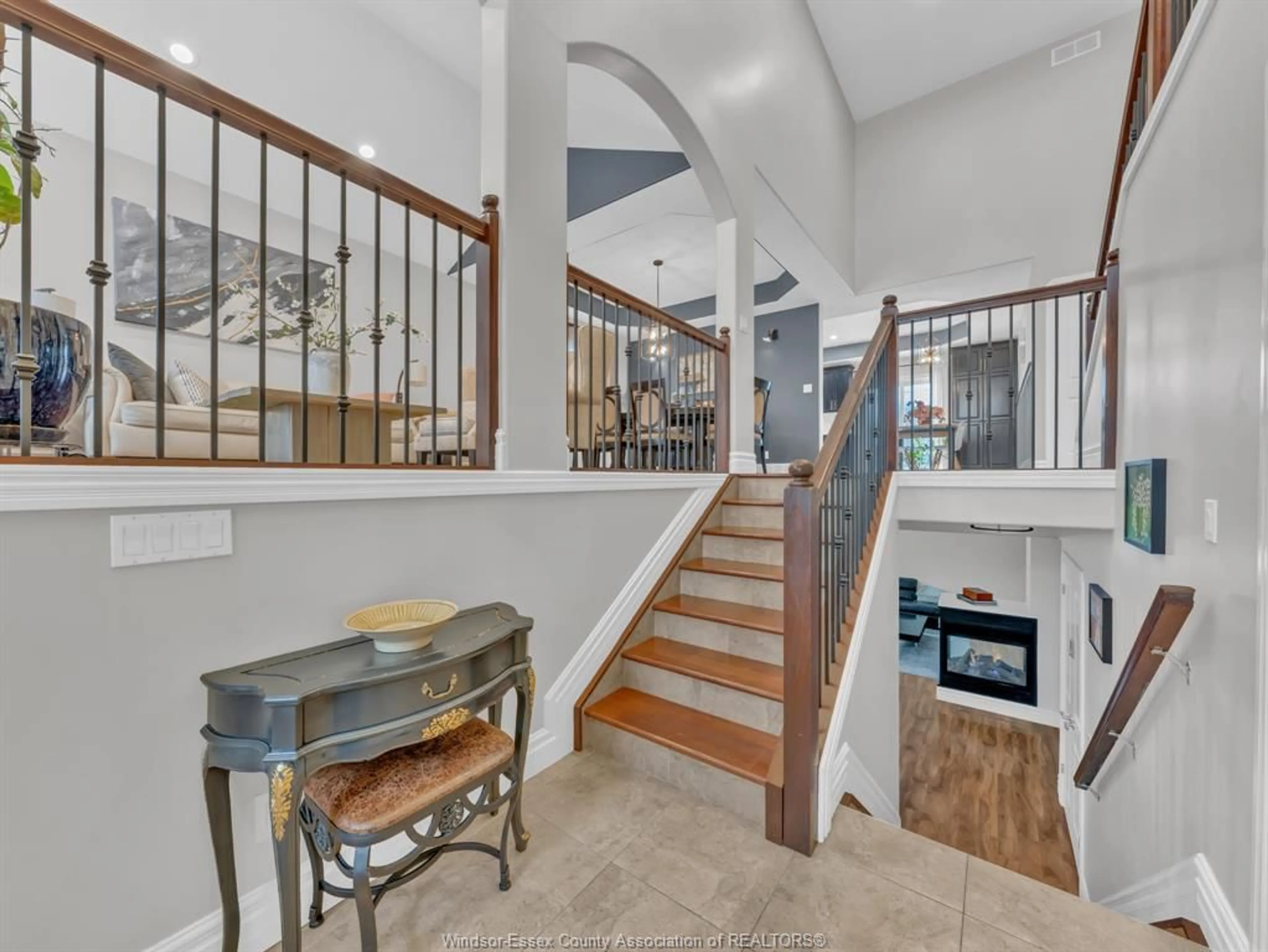 Indoor foyer for 101 ARLINGTON Blvd, Tecumseh Ontario N8N 2J6