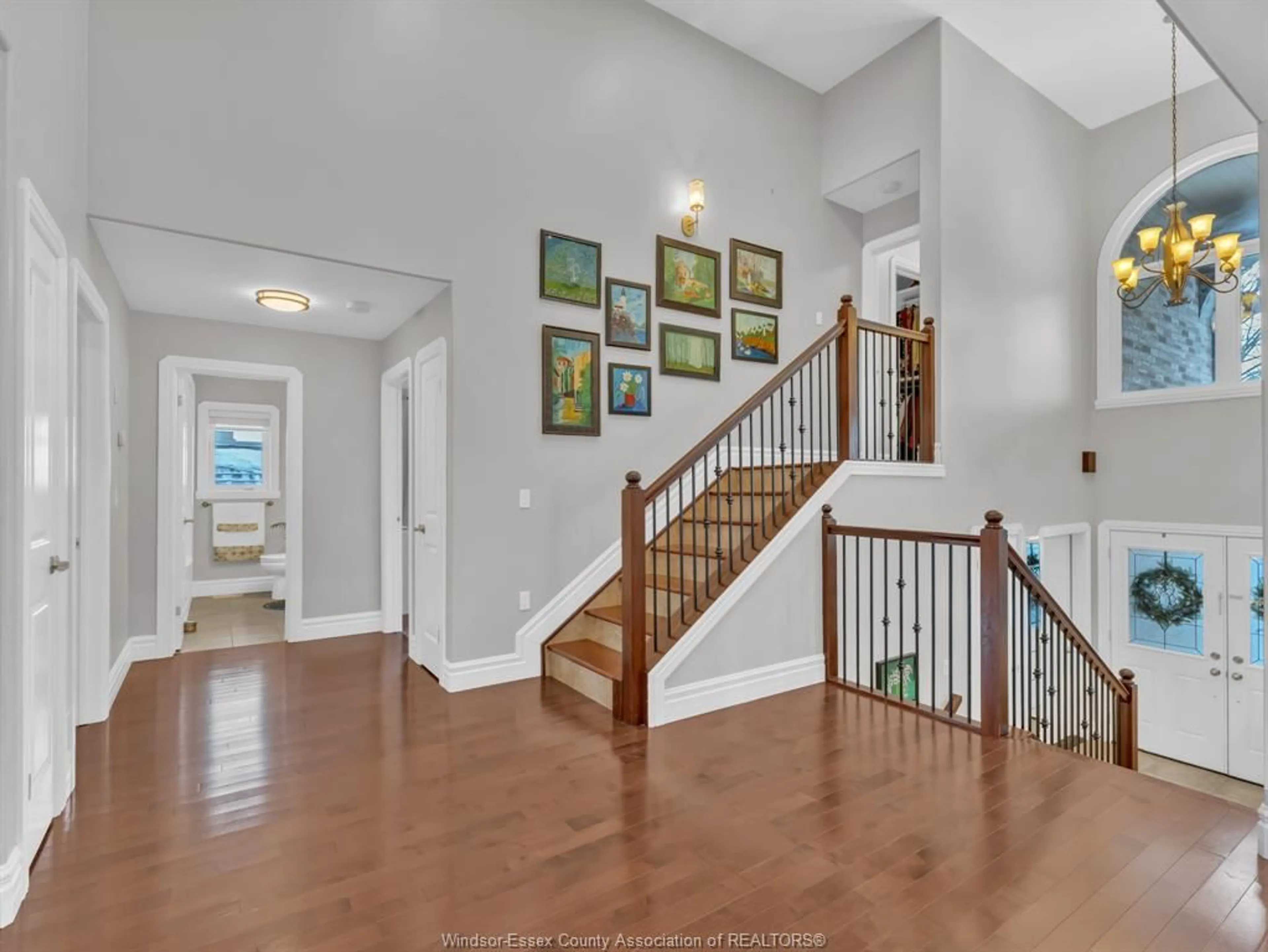 Indoor foyer for 101 ARLINGTON Blvd, Tecumseh Ontario N8N 2J6