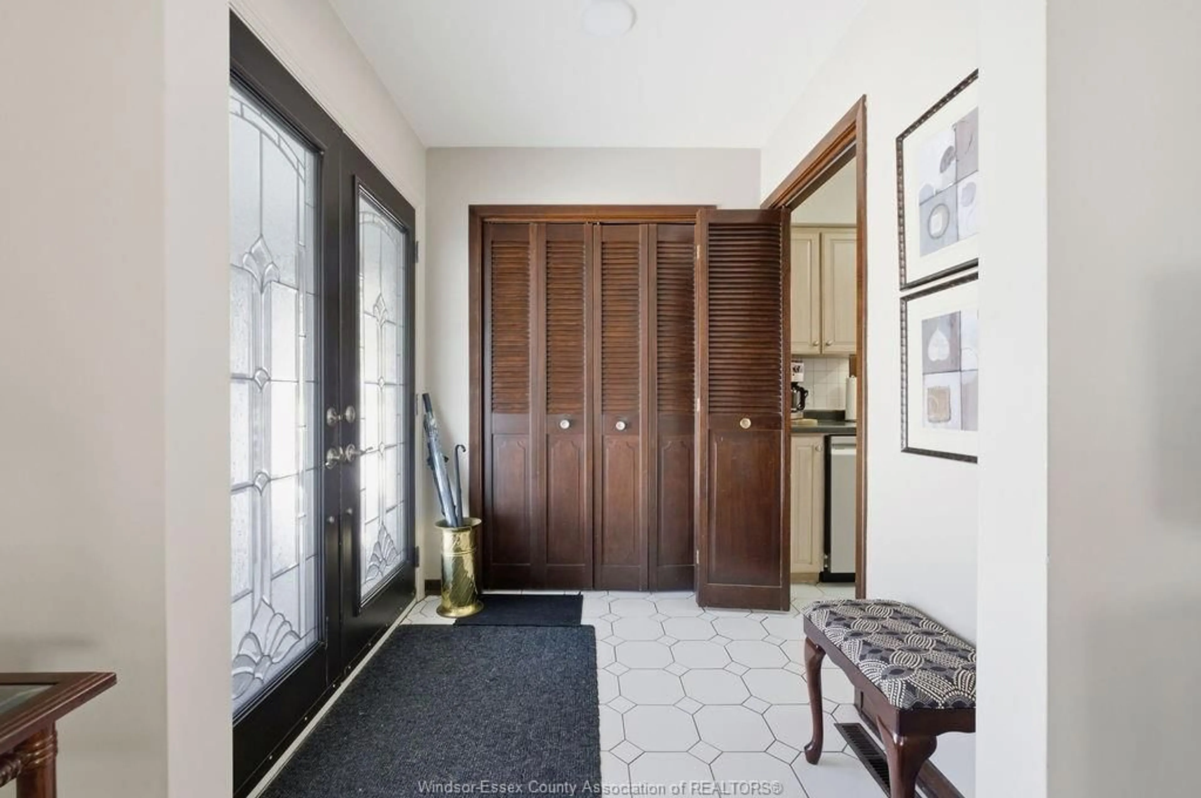 Indoor foyer for 2938 ST CLAIR Ave, Windsor Ontario N9E 4A1