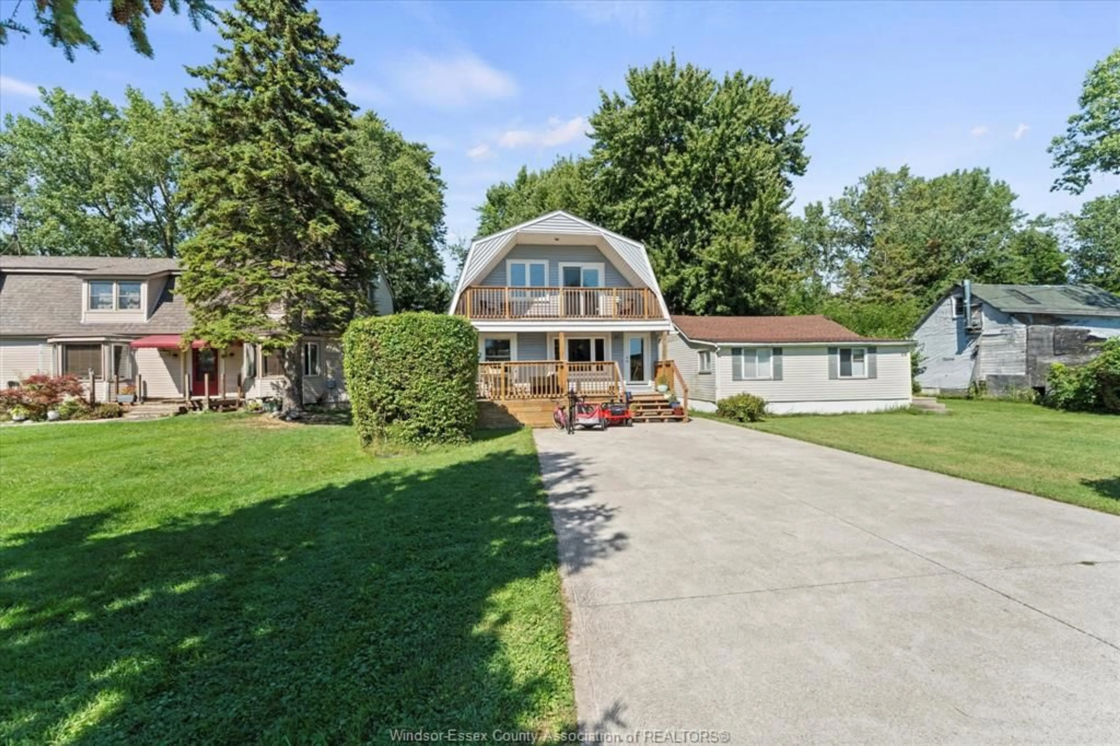 A pic from outside/outdoor area/front of a property/back of a property/a pic from drone, unknown for 374 LAKEWOOD Dr, Amherstburg Ontario N9V 2Y8