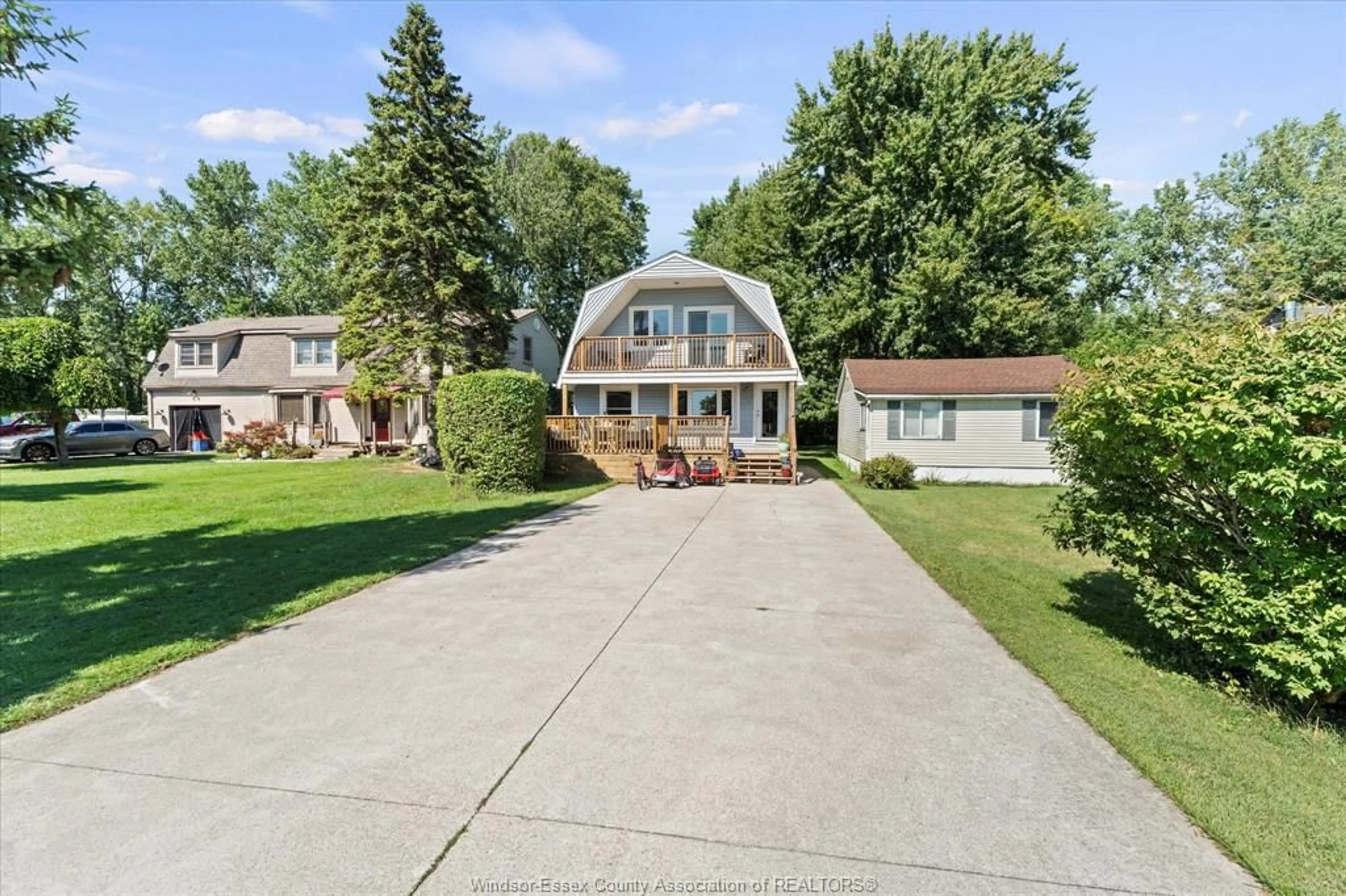 A pic from outside/outdoor area/front of a property/back of a property/a pic from drone, unknown for 374 LAKEWOOD Dr, Amherstburg Ontario N9V 2Y8