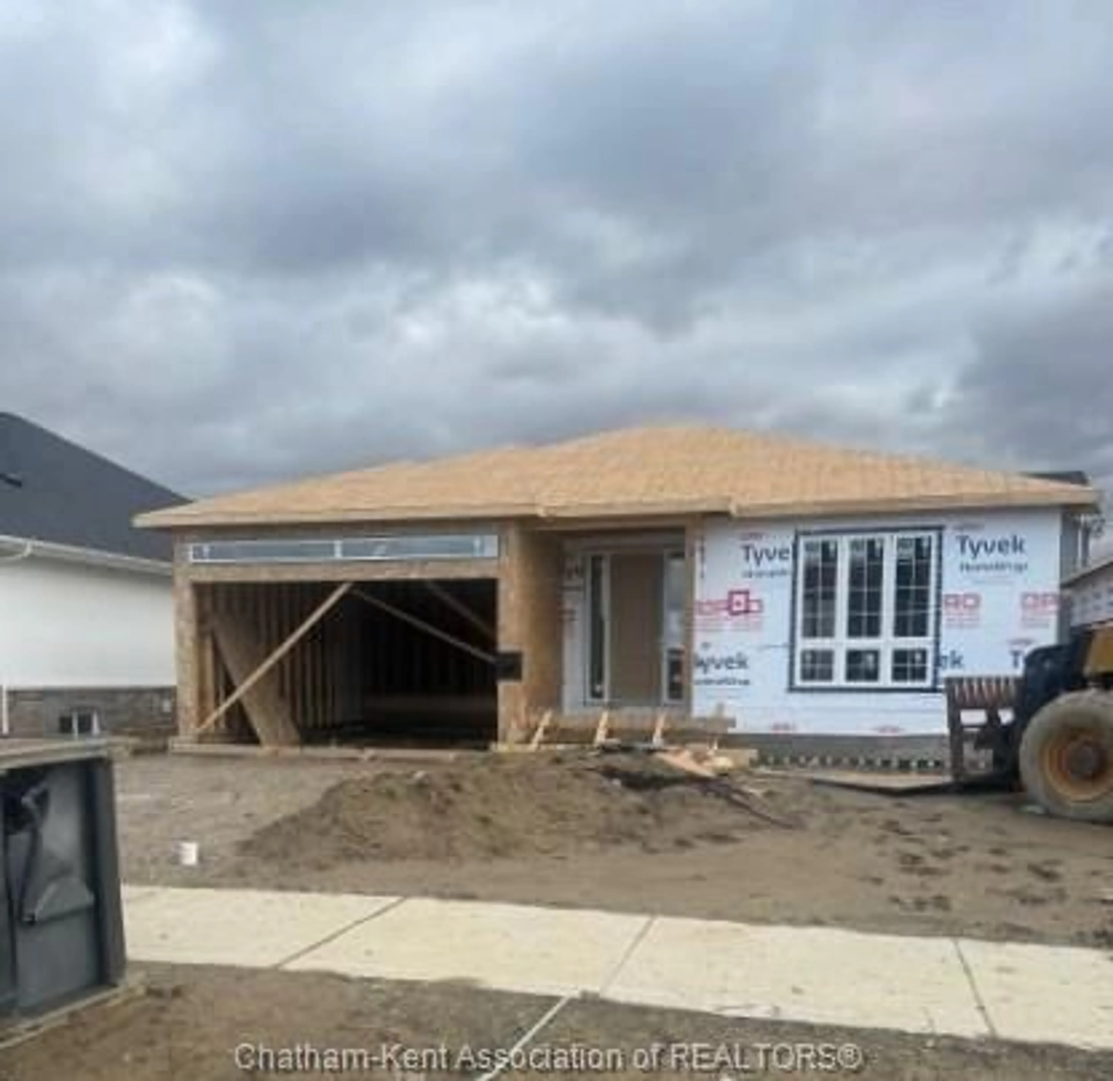 Home with vinyl exterior material, building for 2 ROSEWOOD Cres, Chatham Ontario N7M 0V4