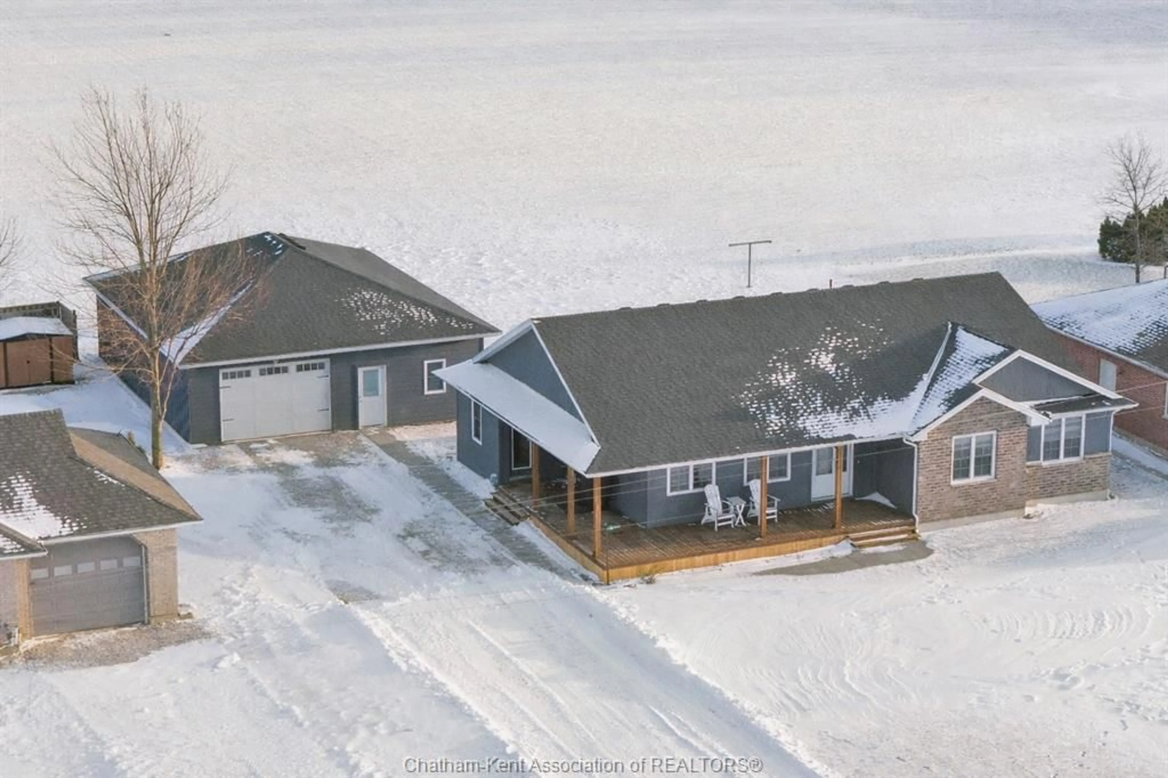 A pic from outside/outdoor area/front of a property/back of a property/a pic from drone, unknown for 5744 Middle Line, Merlin Ontario N0P 1W0