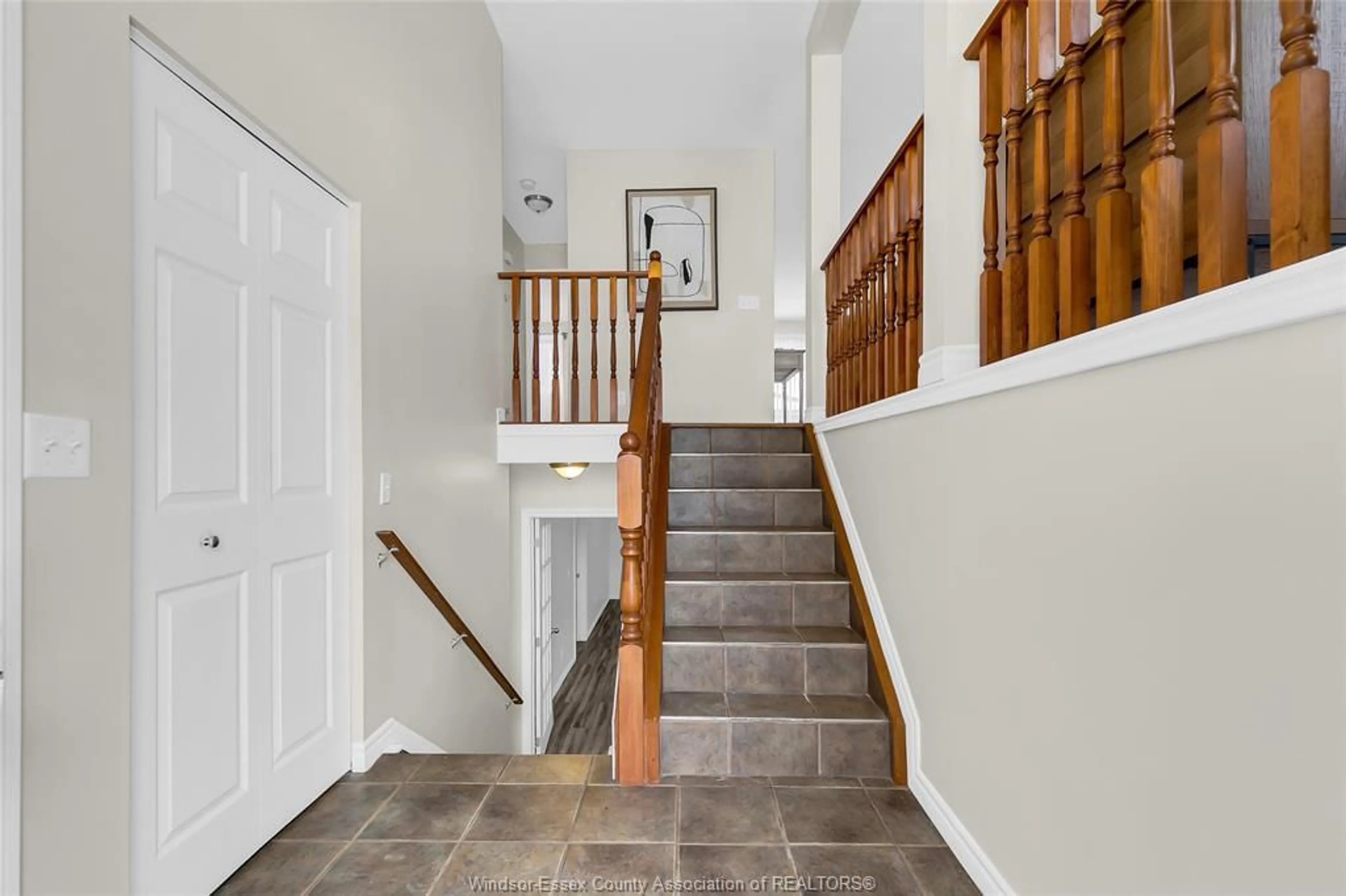 Indoor foyer for 4838 WHITEFISH, Windsor Ontario N9G 3E2