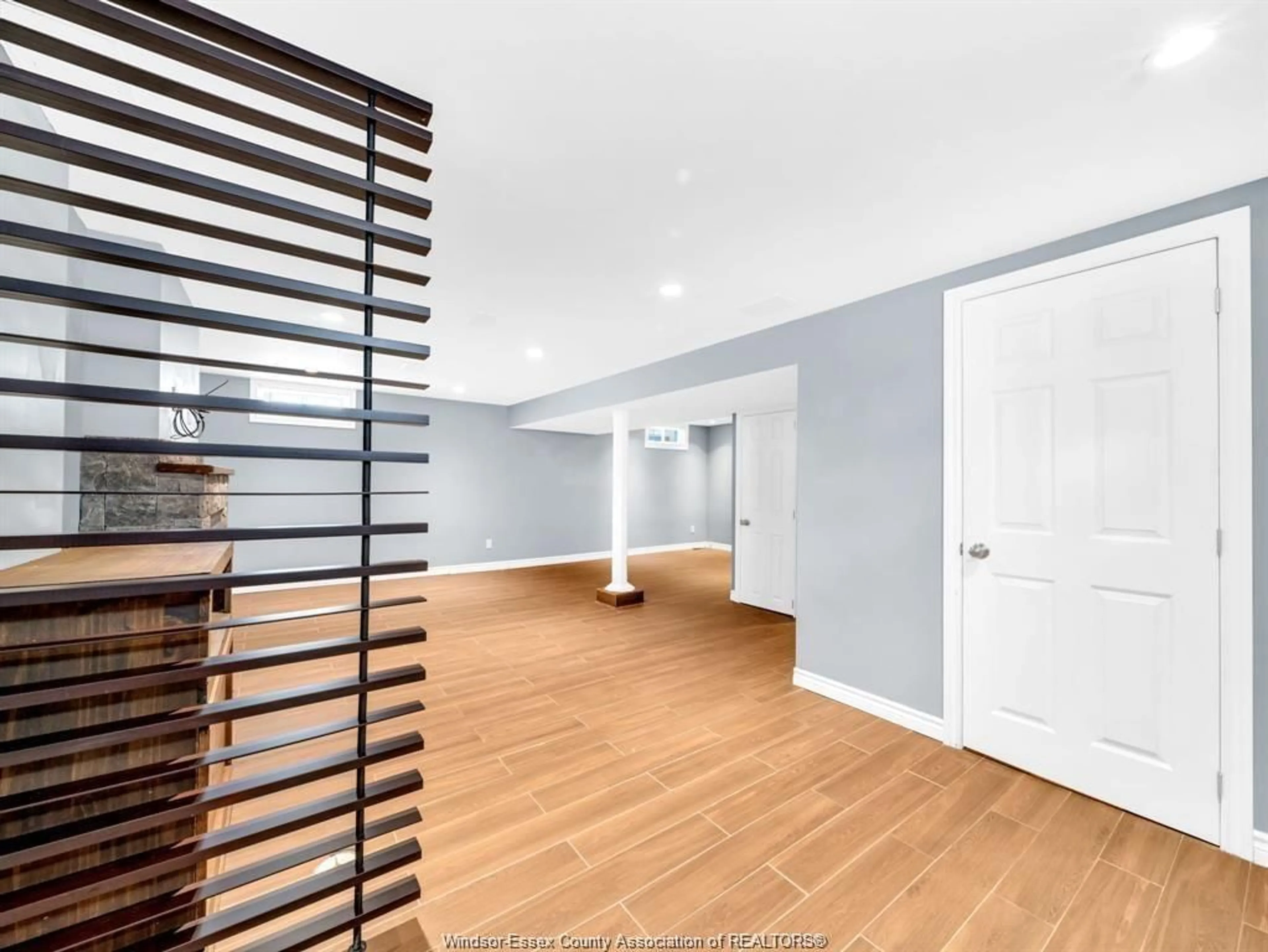 Indoor foyer for 1484 FRANCOIS, Windsor Ontario N8Y 4L4