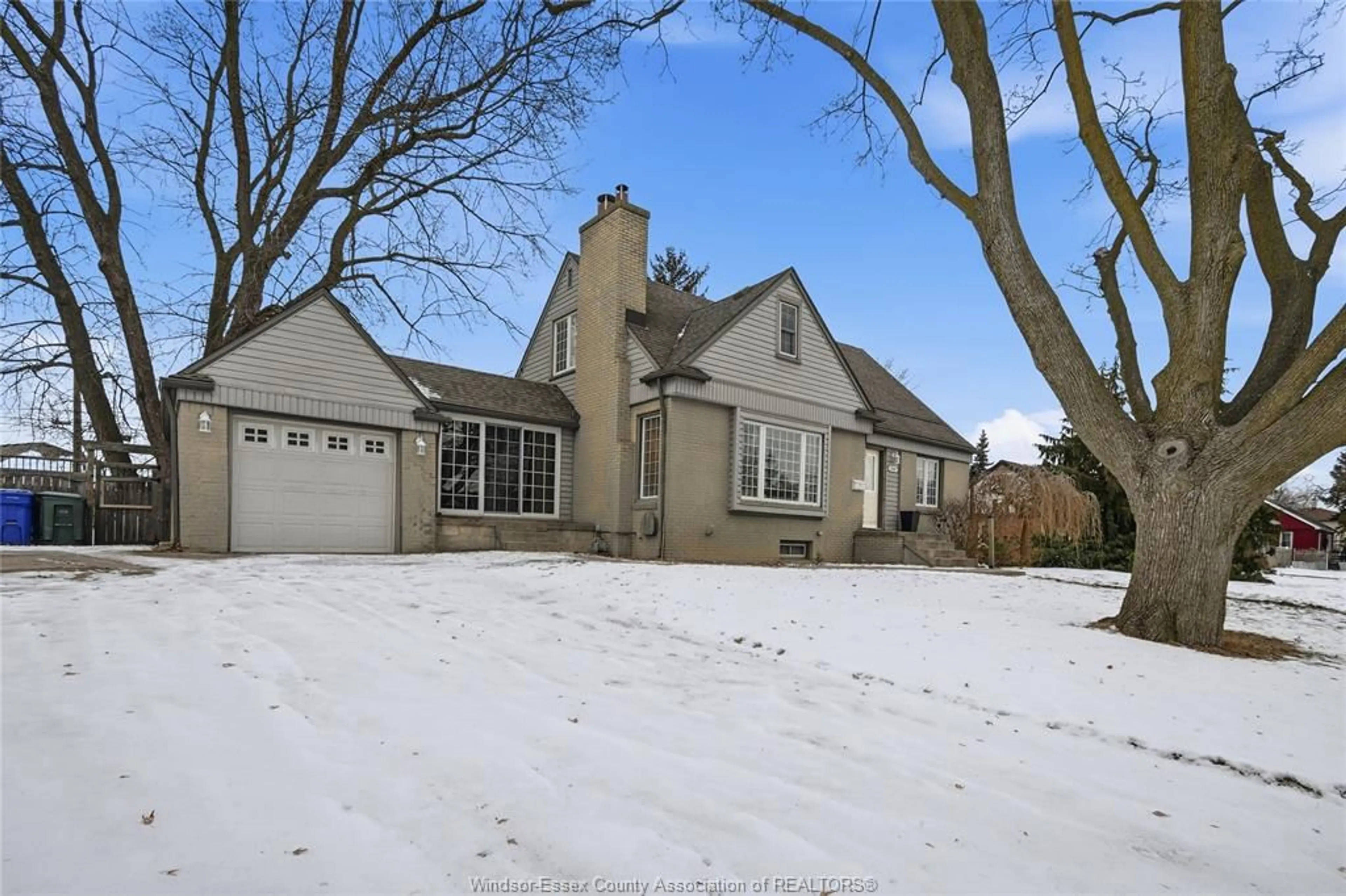 A pic from outside/outdoor area/front of a property/back of a property/a pic from drone, street for 2569 NORMAN Rd, Windsor Ontario N8T 1S8