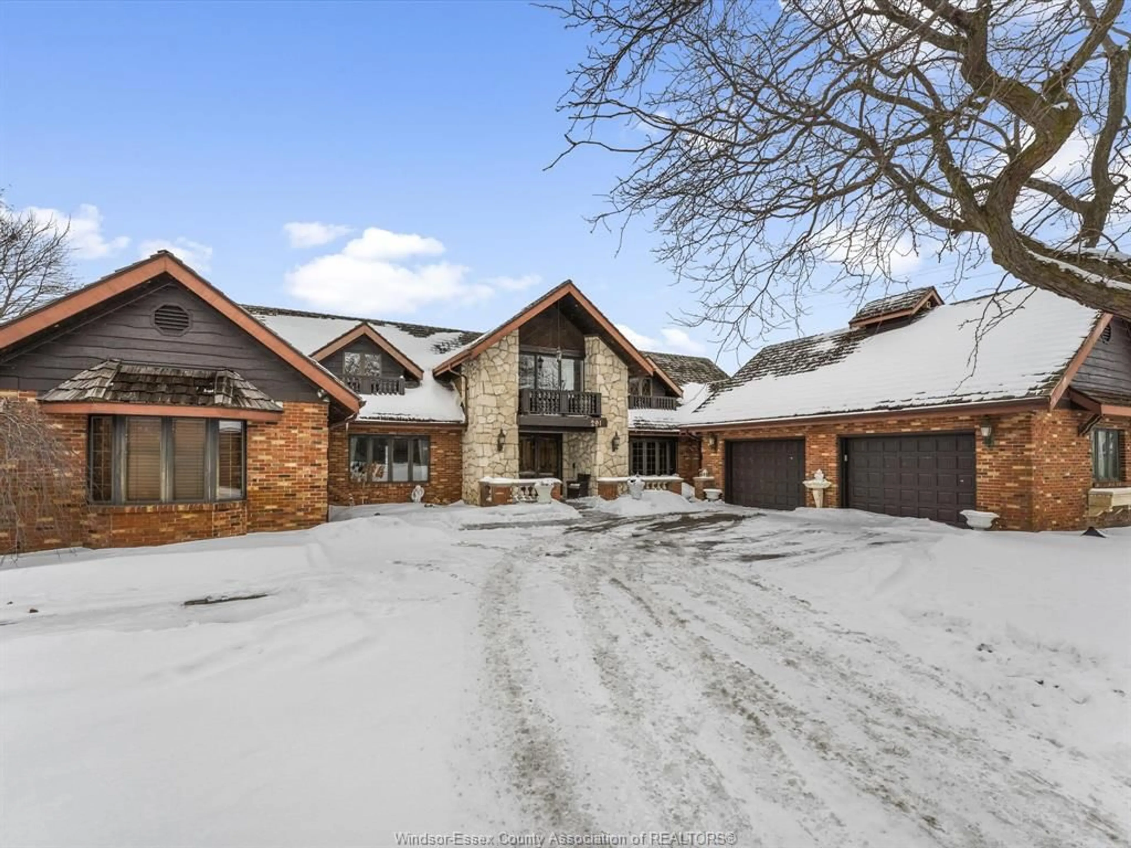 A pic from outside/outdoor area/front of a property/back of a property/a pic from drone, unknown for 291 TALBOT St, Leamington Ontario N8H 4H3