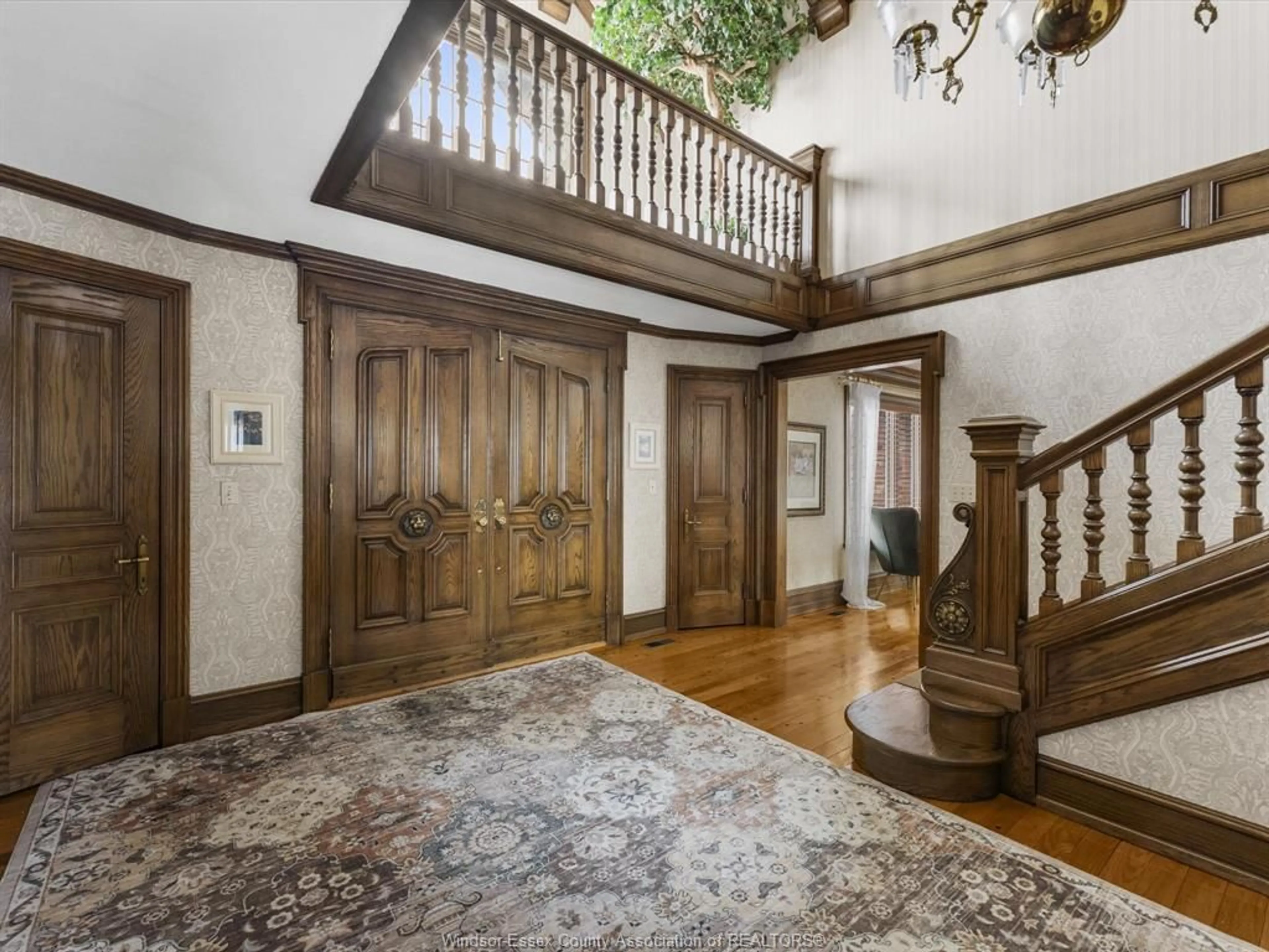 Indoor foyer for 291 TALBOT St, Leamington Ontario N8H 4H3