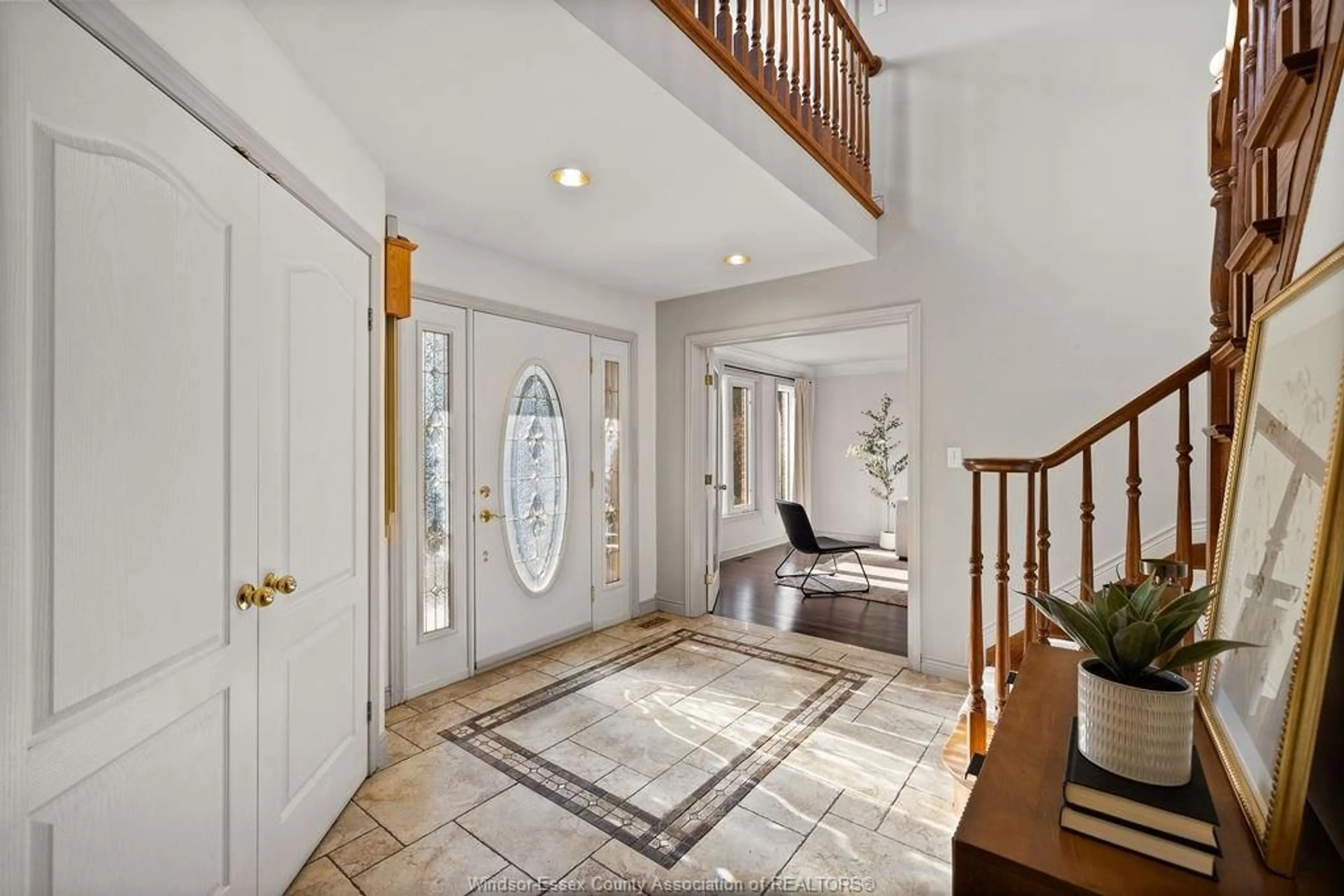 Indoor entryway for 446 CORBETT, Tecumseh Ontario N8N 4T4