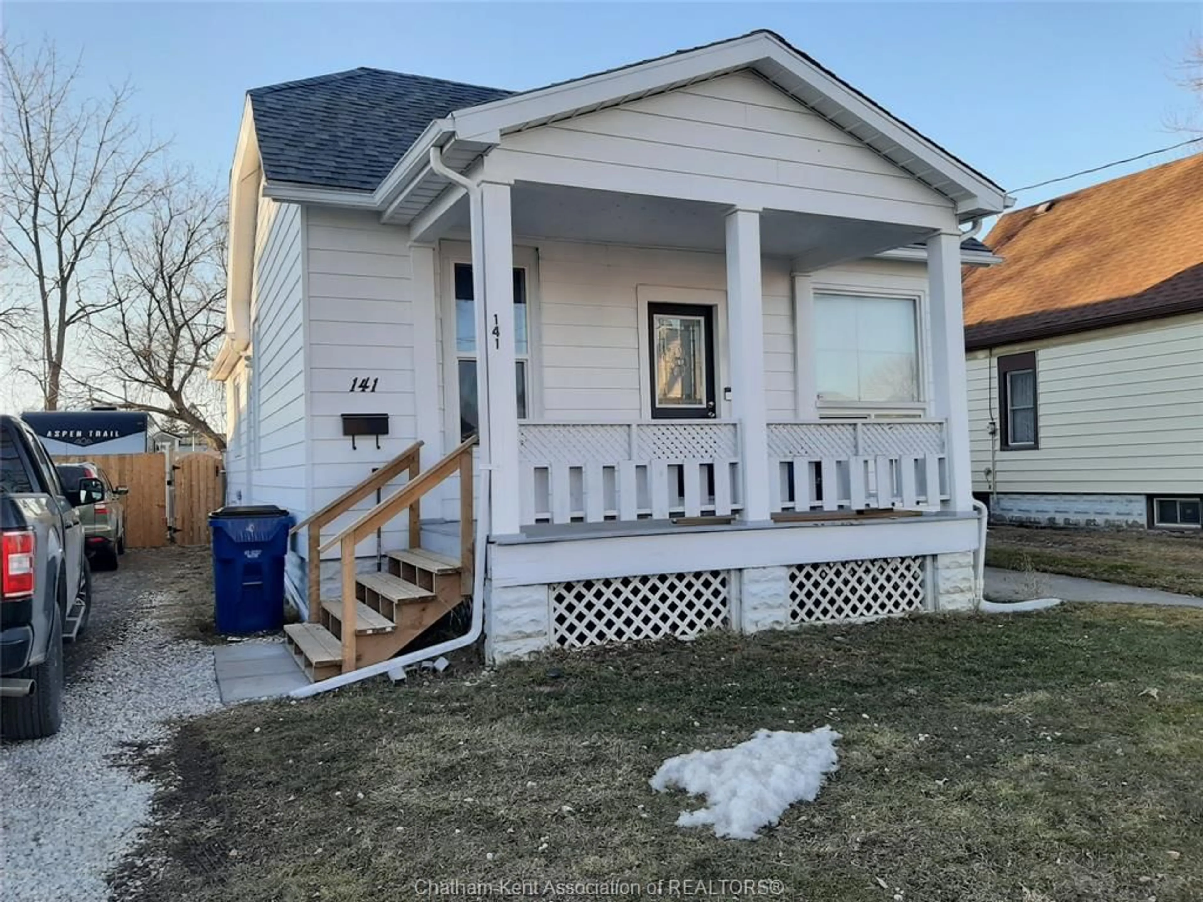 Home with vinyl exterior material, street for 141 EDGAR St, Chatham Ontario N7M 1V6