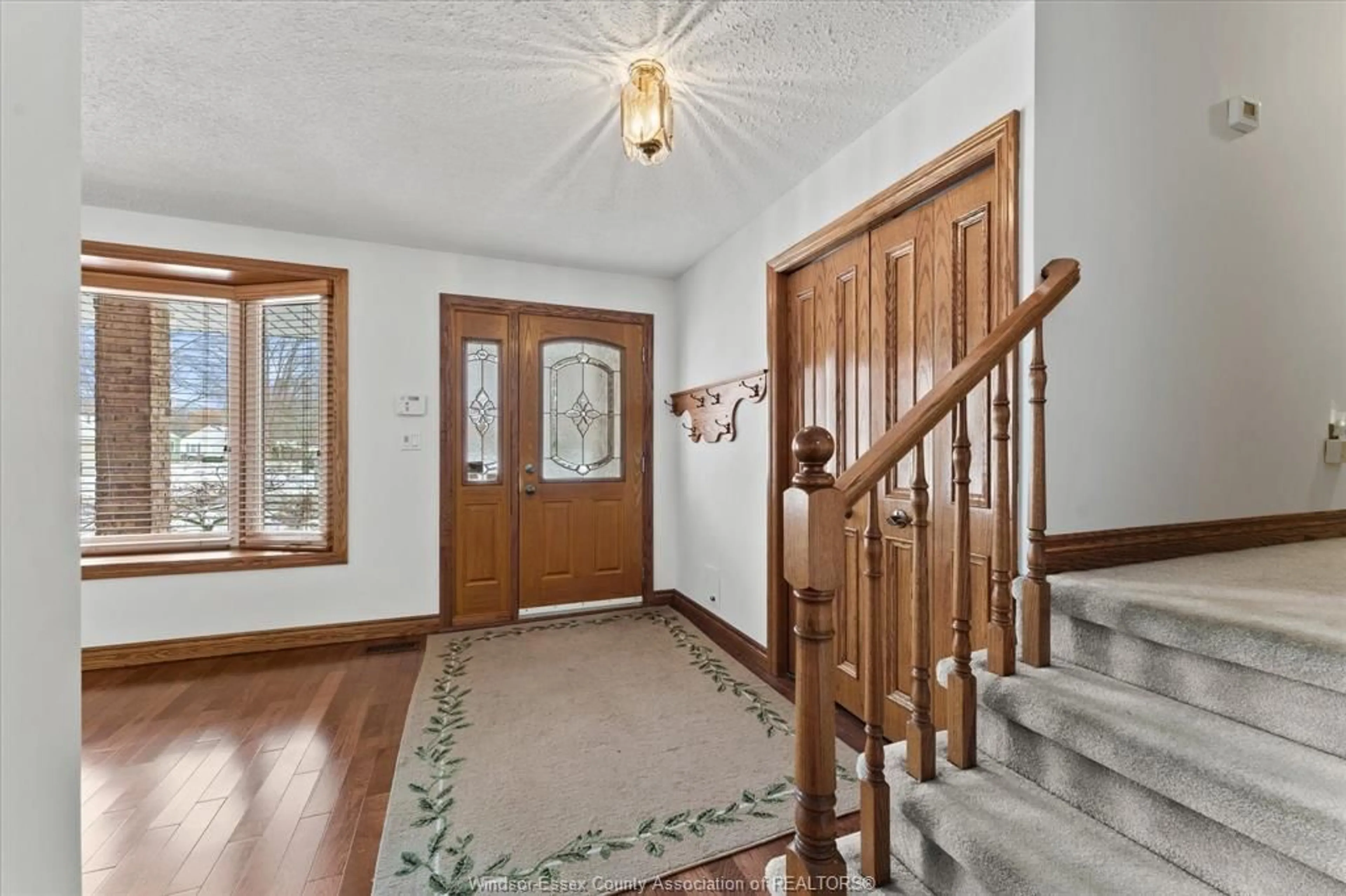 Indoor foyer for 1935 CANARD Dr, LaSalle Ontario N9J 2S7