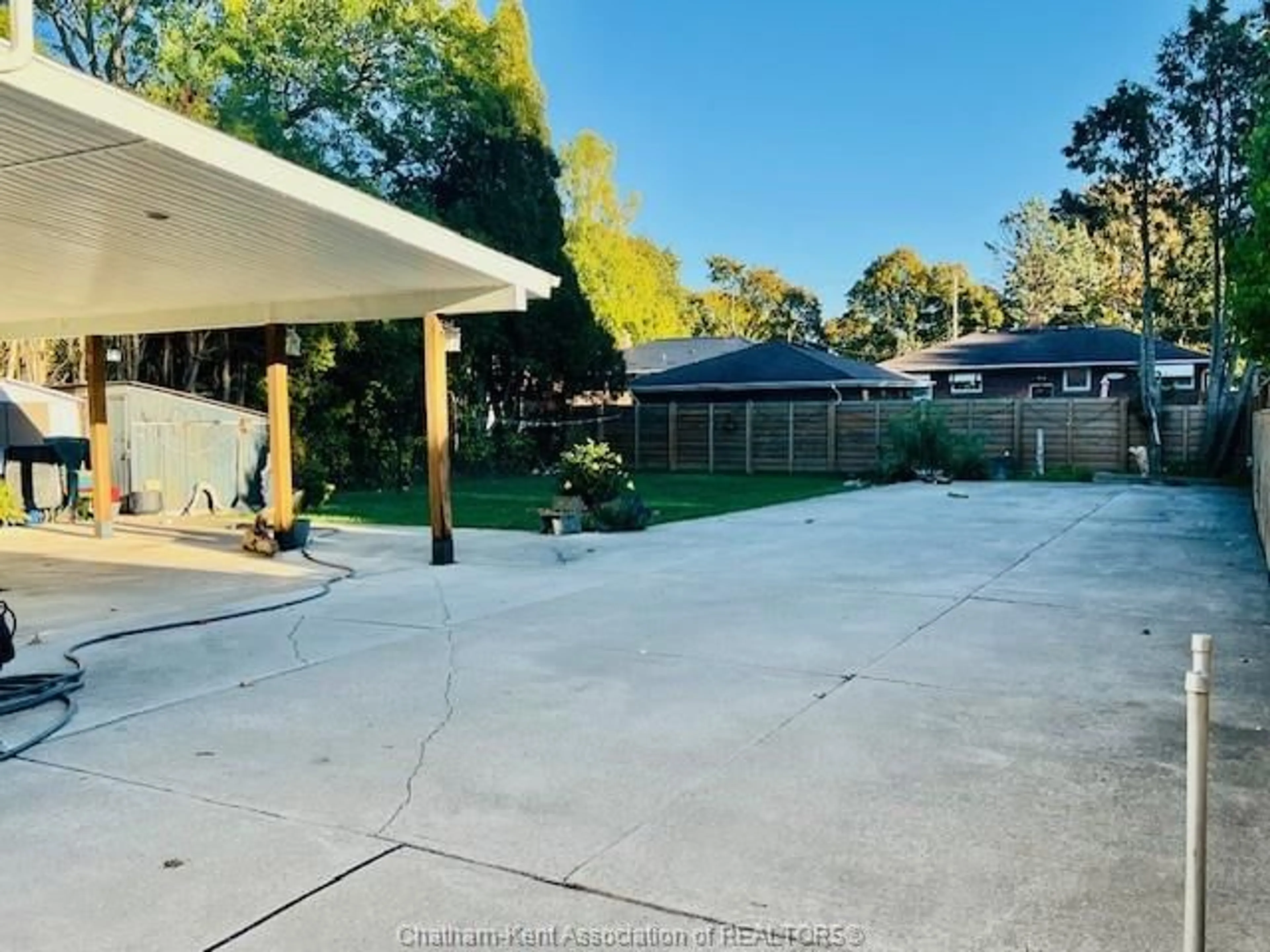 A pic from outside/outdoor area/front of a property/back of a property/a pic from drone, unknown for 154 Lancefield Pl, Chatham Ontario N7L 2M6