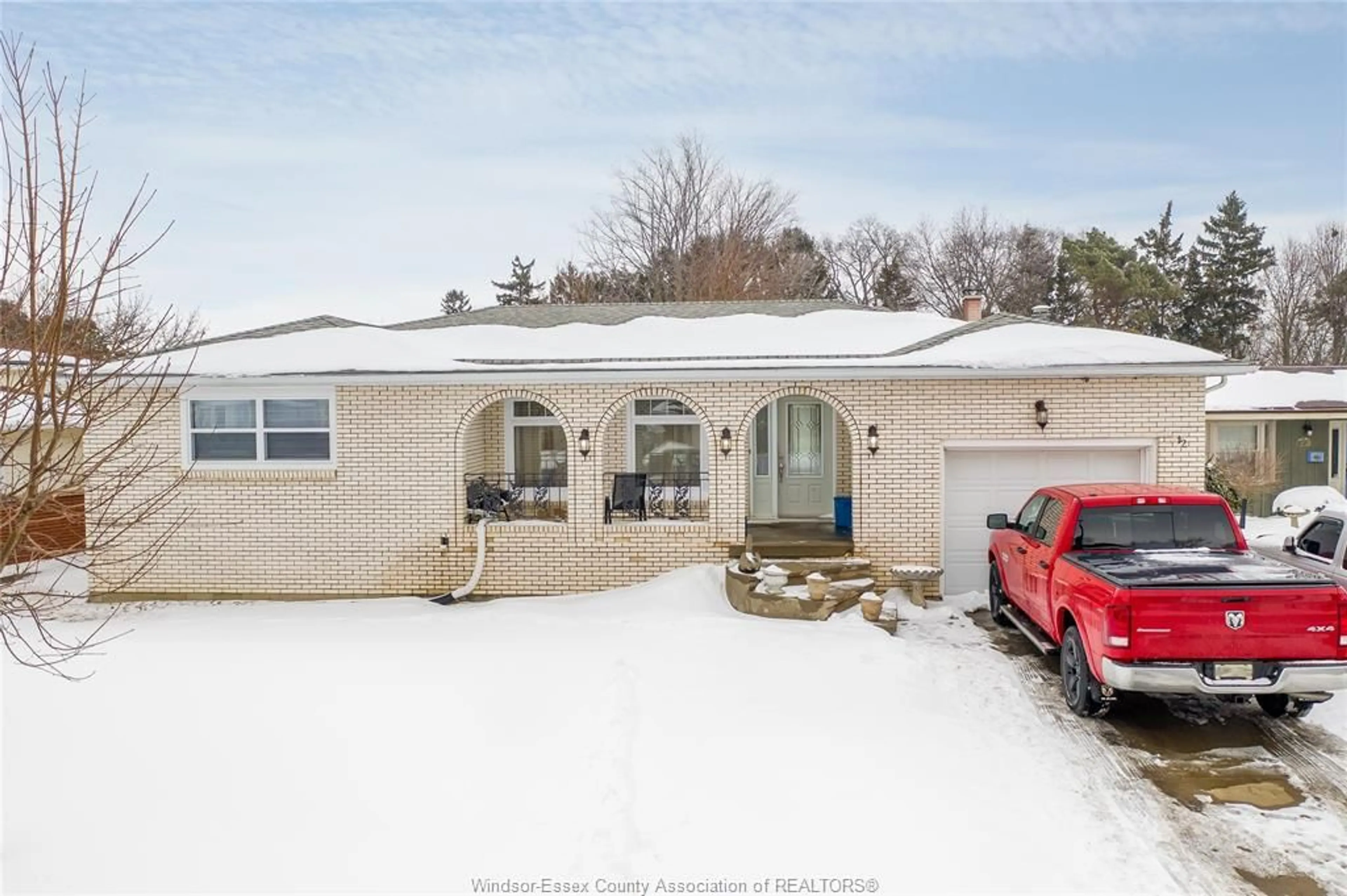 A pic from outside/outdoor area/front of a property/back of a property/a pic from drone, street for 12 BENNIE Ave, Leamington Ontario N84 4L3