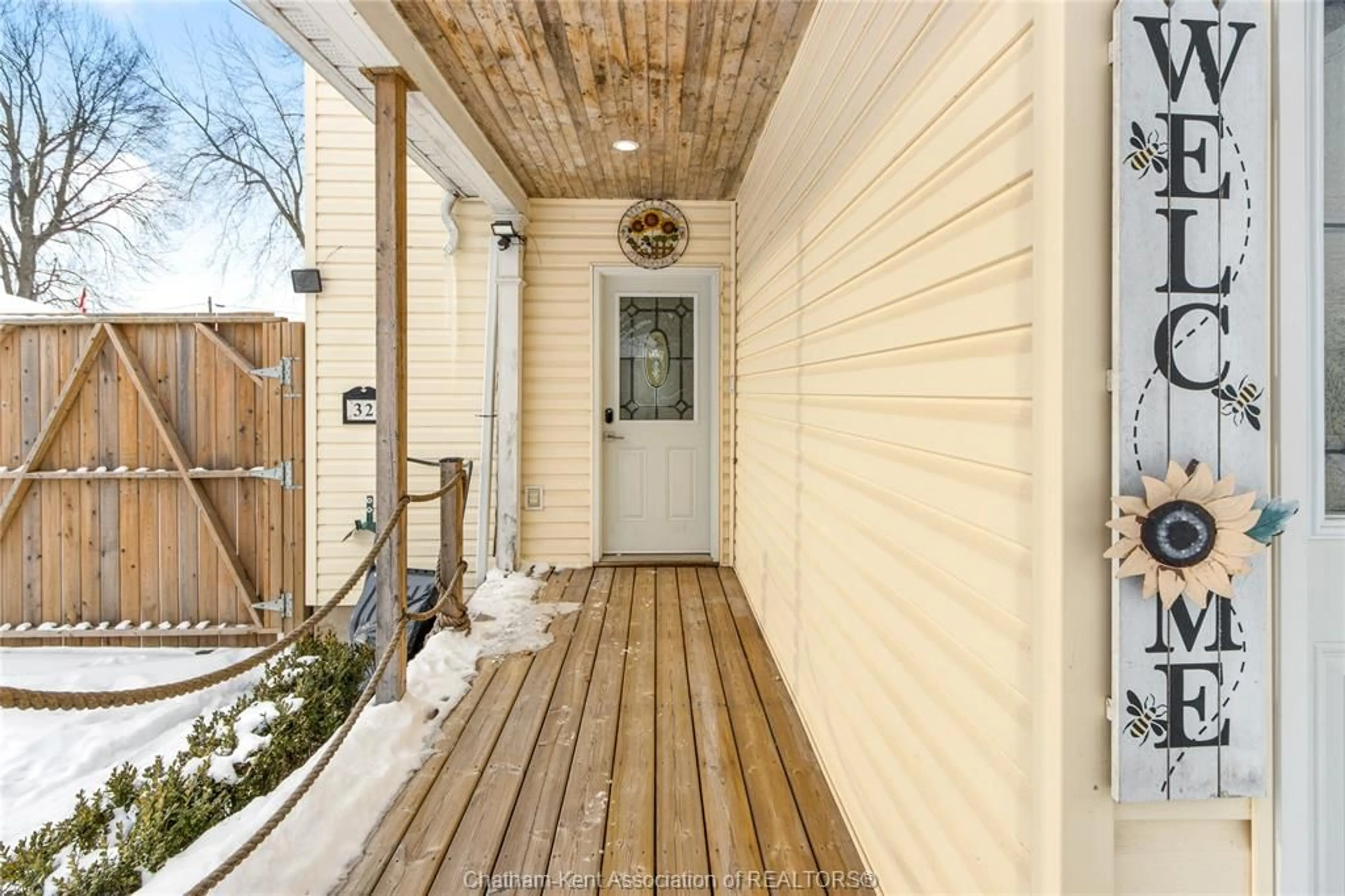 Indoor entryway for 32 HALL St, Blenheim Ontario N0P 1A0