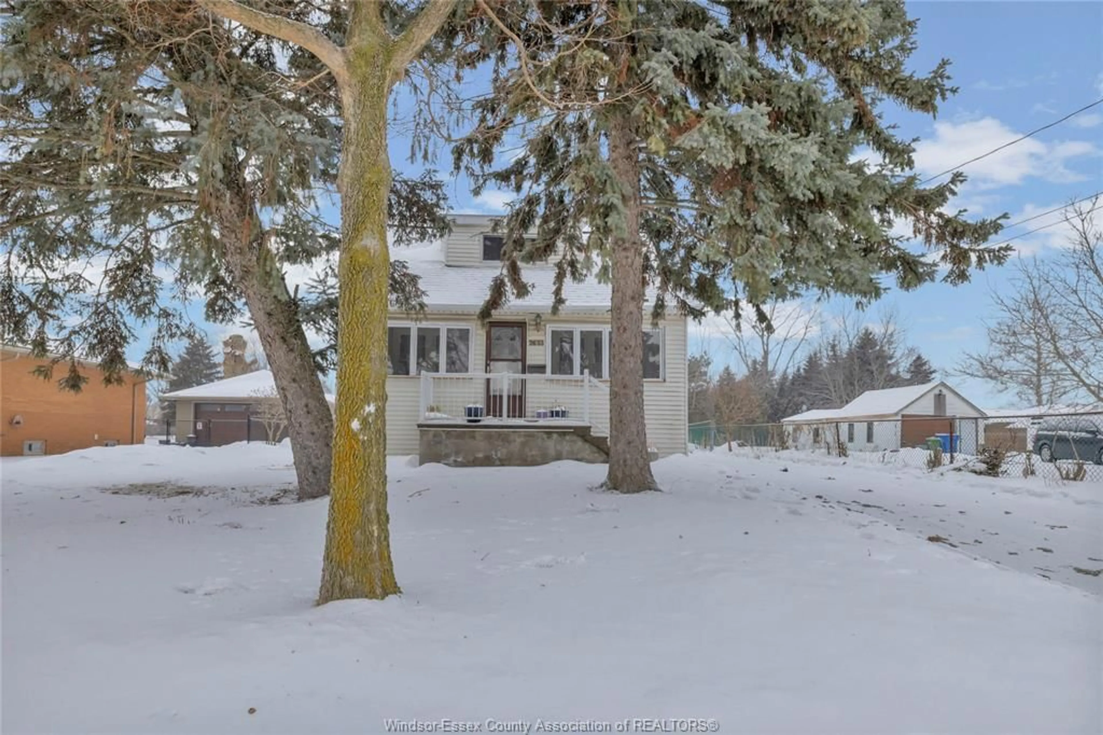 A pic from outside/outdoor area/front of a property/back of a property/a pic from drone, street for 2633 JOS ST LOUIS, Windsor Ontario N8T 2M7