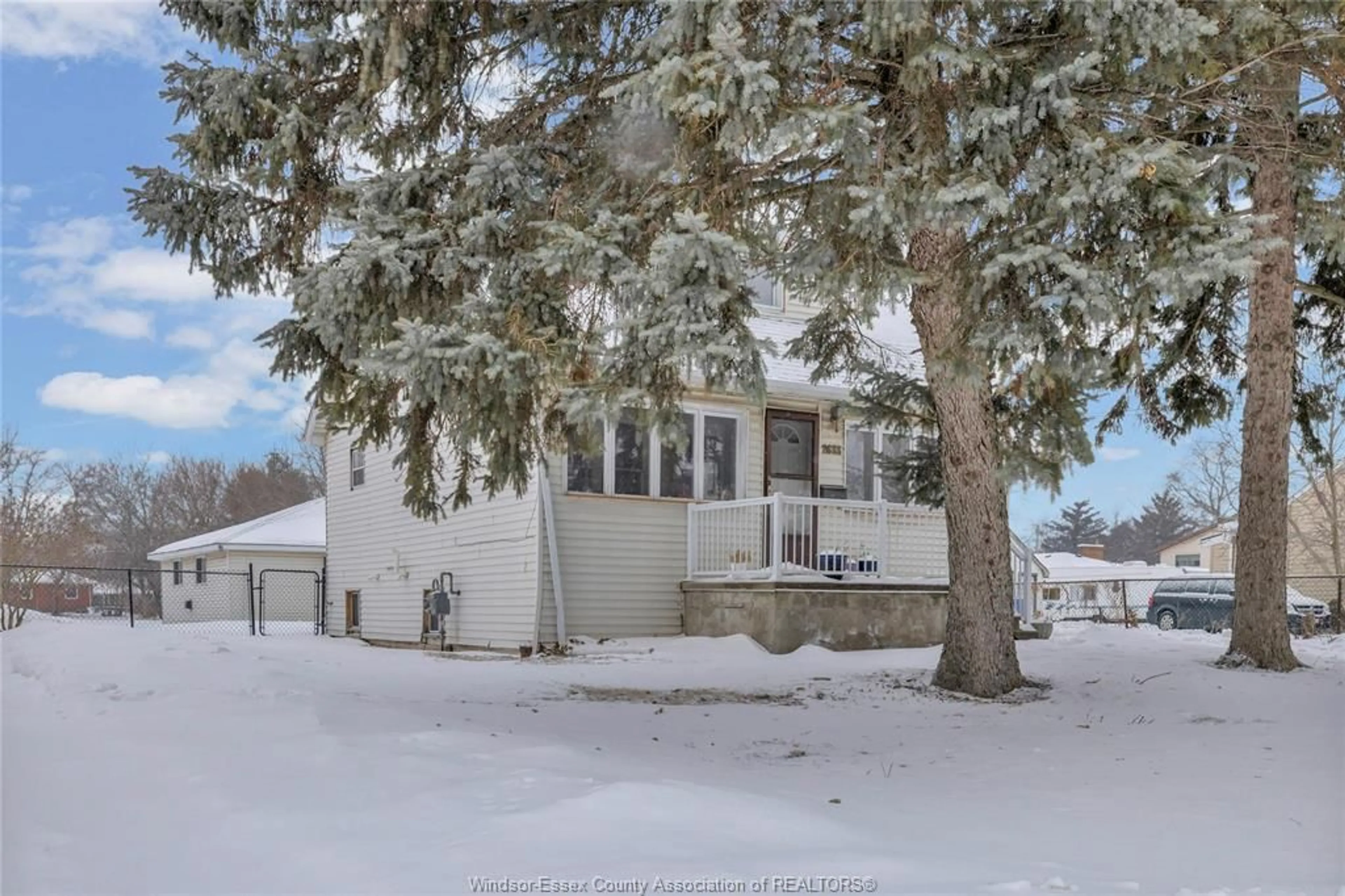 A pic from outside/outdoor area/front of a property/back of a property/a pic from drone, street for 2633 JOS ST LOUIS, Windsor Ontario N8T 2M7