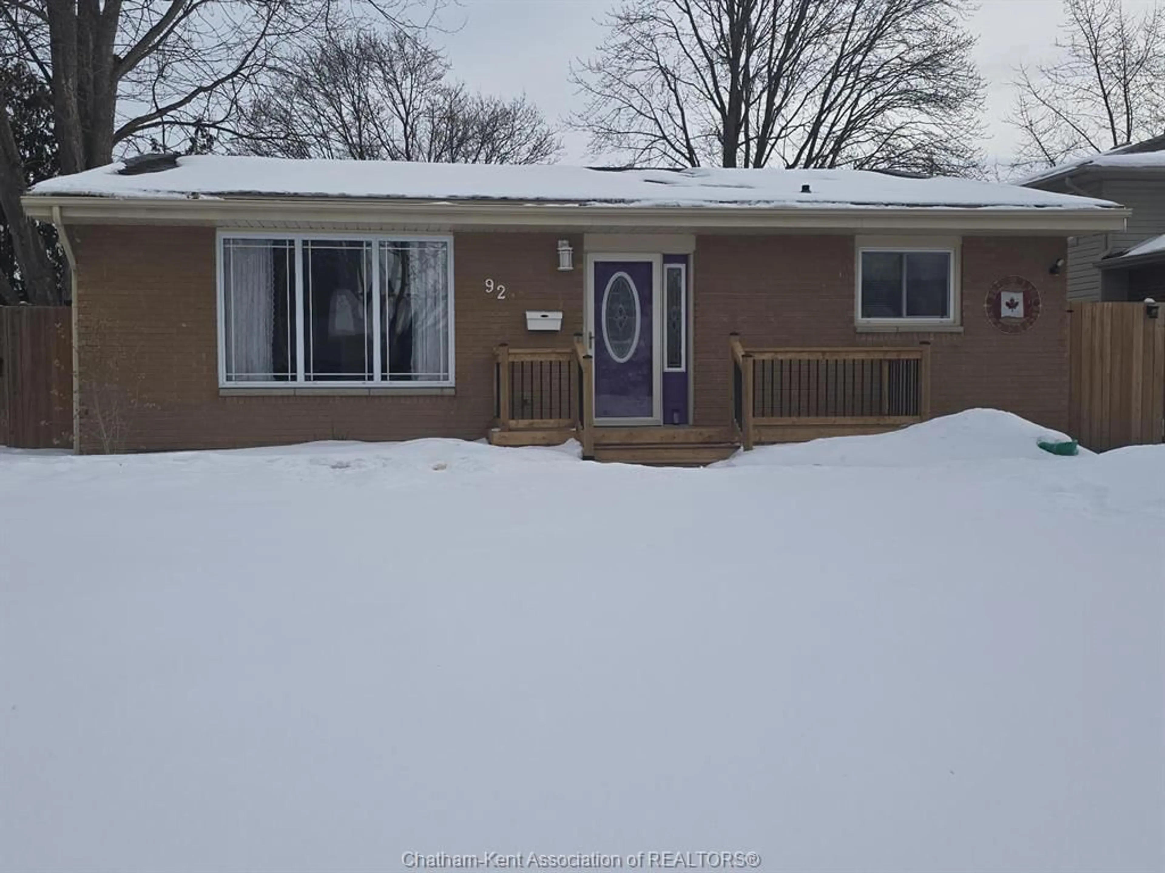 Home with vinyl exterior material, street for 92 WHIPPOORWILL Cres, Chatham Ontario N7L 4A3