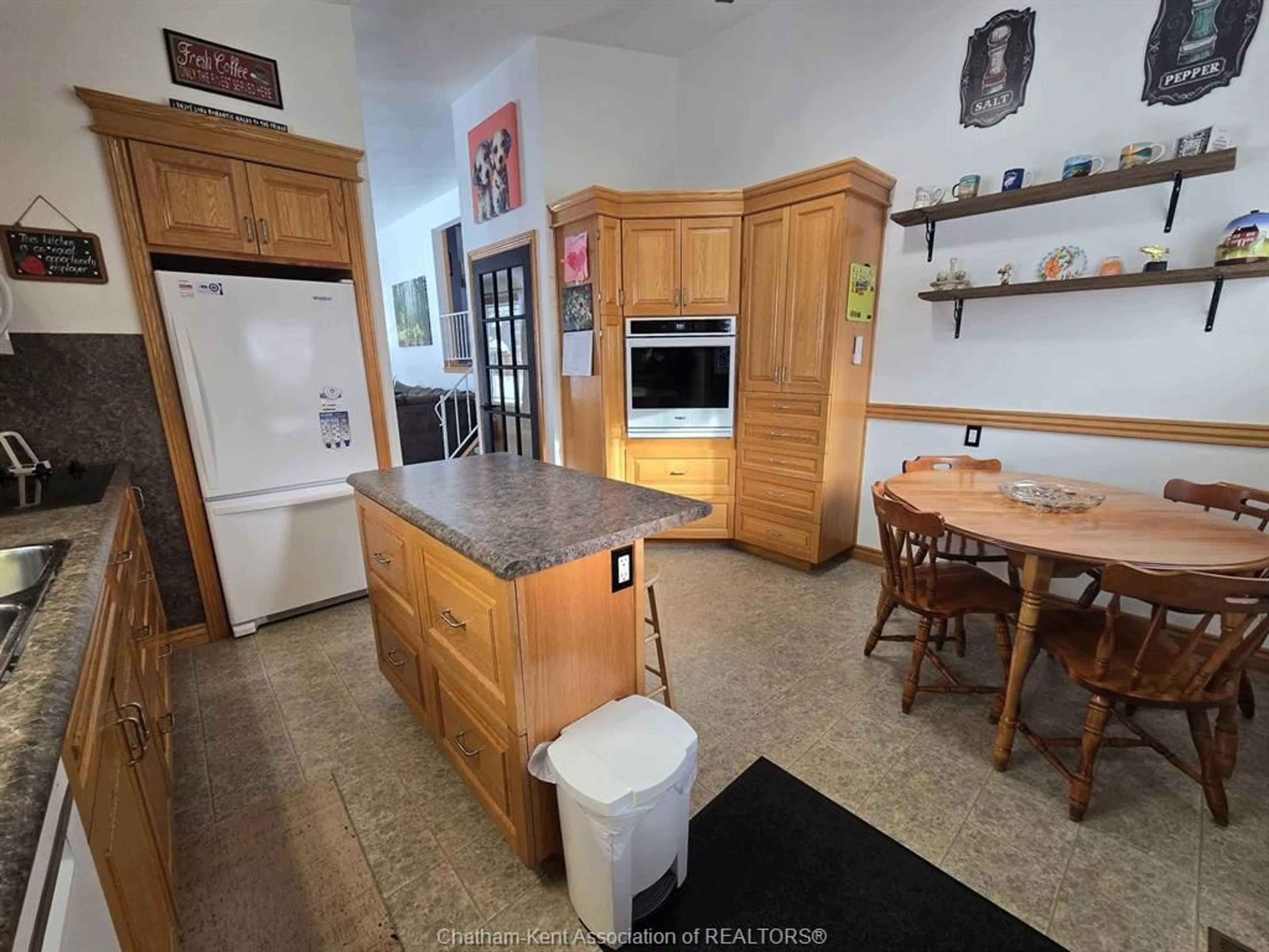 Standard kitchen, unknown for 92 WHIPPOORWILL Cres, Chatham Ontario N7L 4A3