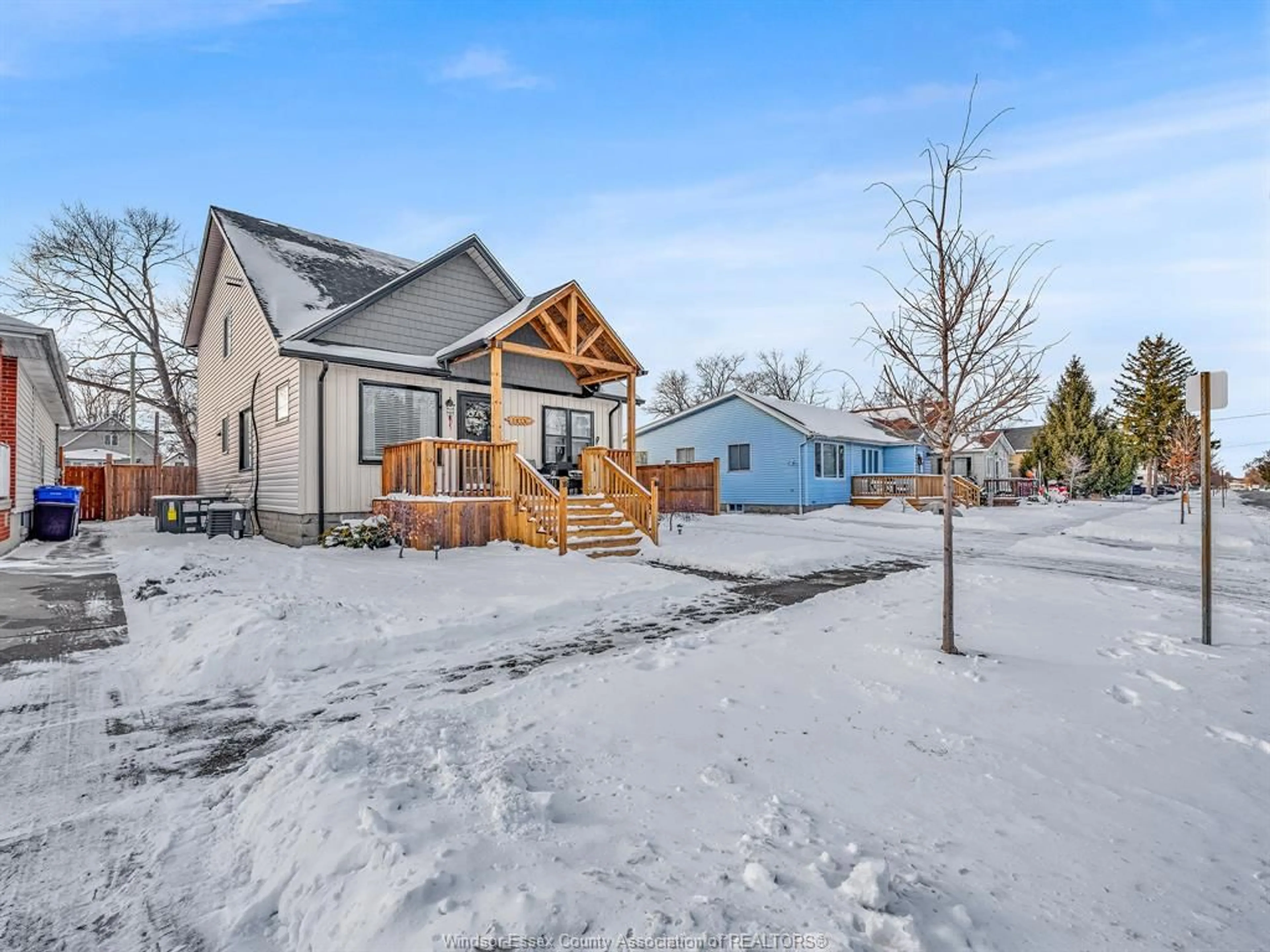 A pic from outside/outdoor area/front of a property/back of a property/a pic from drone, street for 1015 WILLIAM, Tecumseh Ontario N8N 2A5