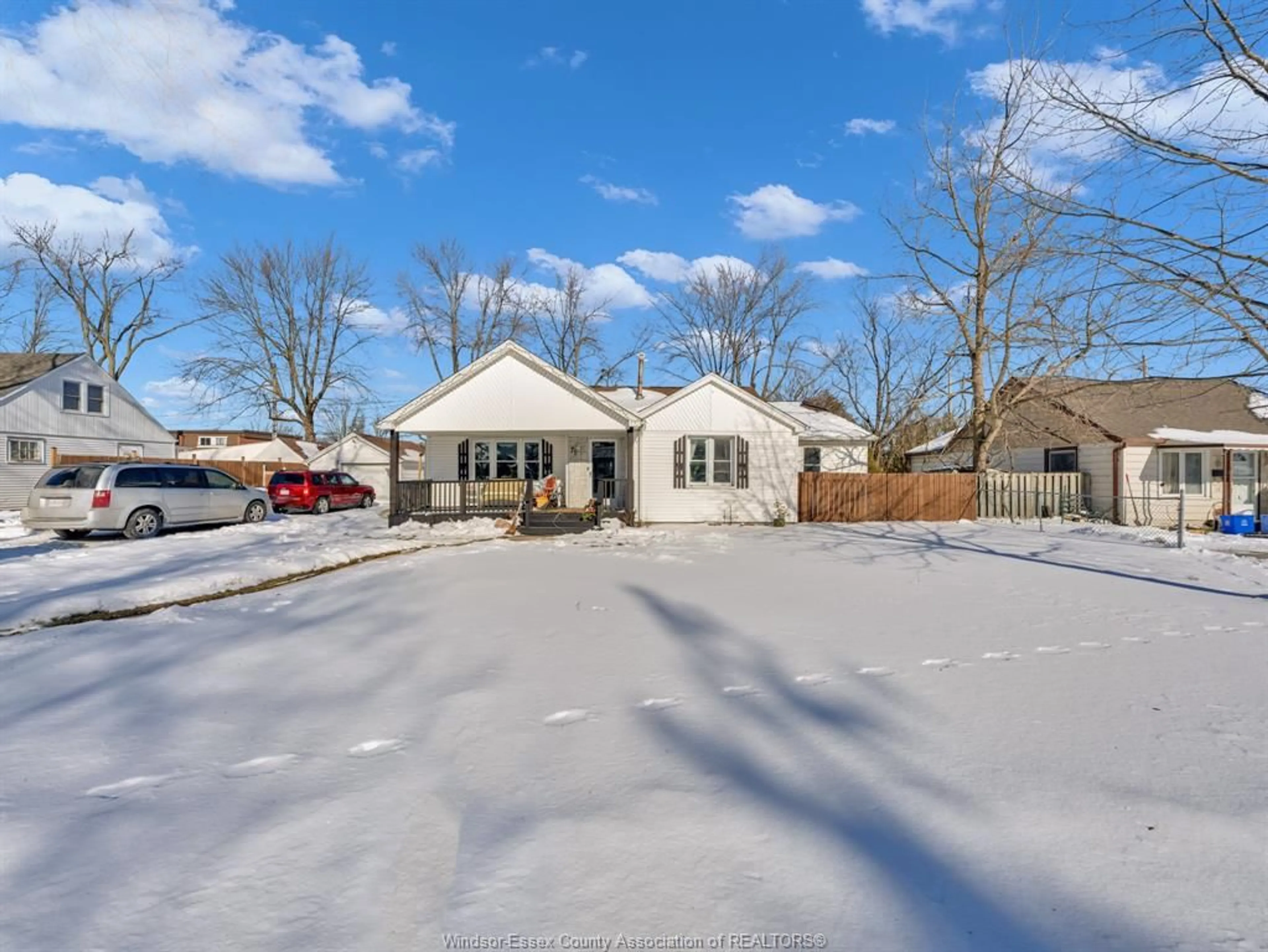 A pic from outside/outdoor area/front of a property/back of a property/a pic from drone, street for 71 MAPLE ROW, Essex Ontario N8M 2T8