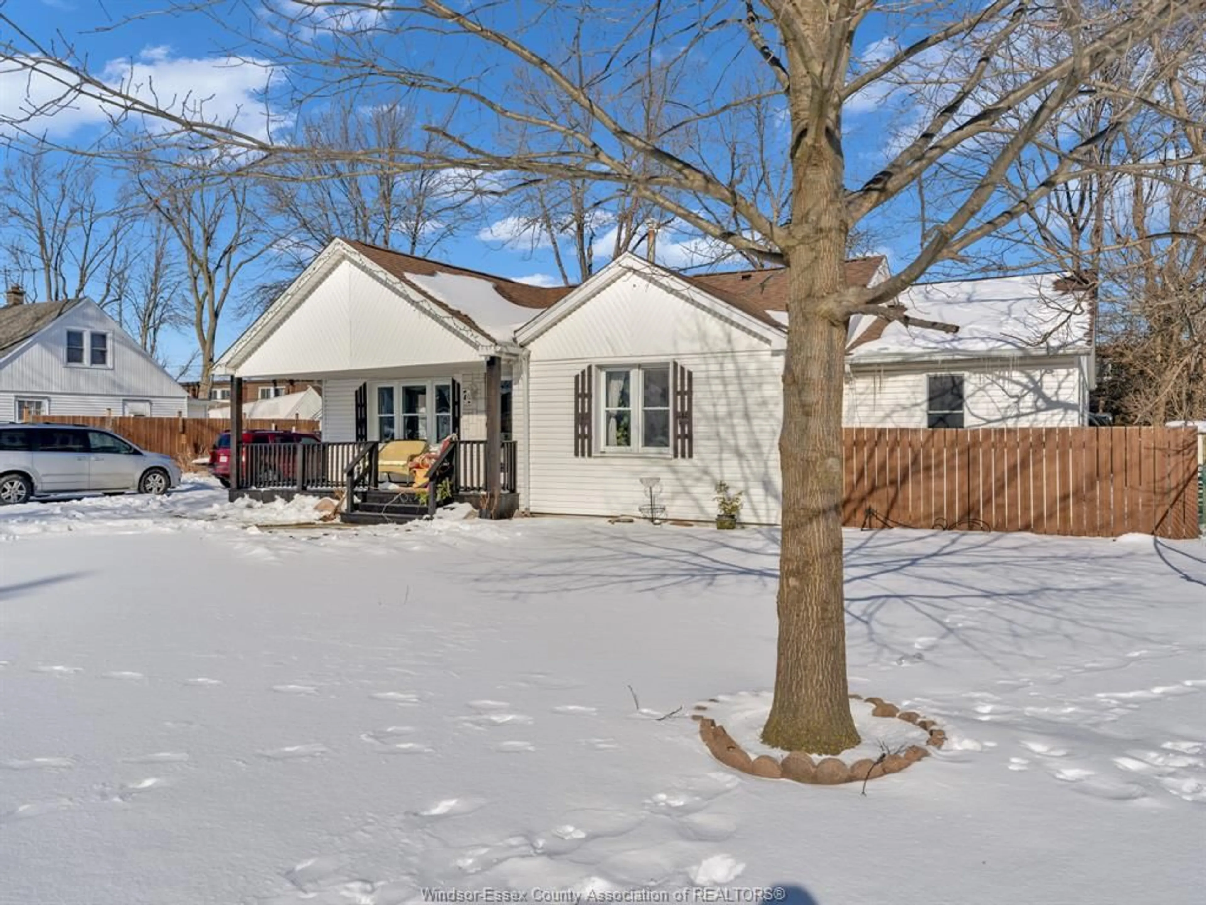 A pic from outside/outdoor area/front of a property/back of a property/a pic from drone, street for 71 MAPLE ROW, Essex Ontario N8M 2T8