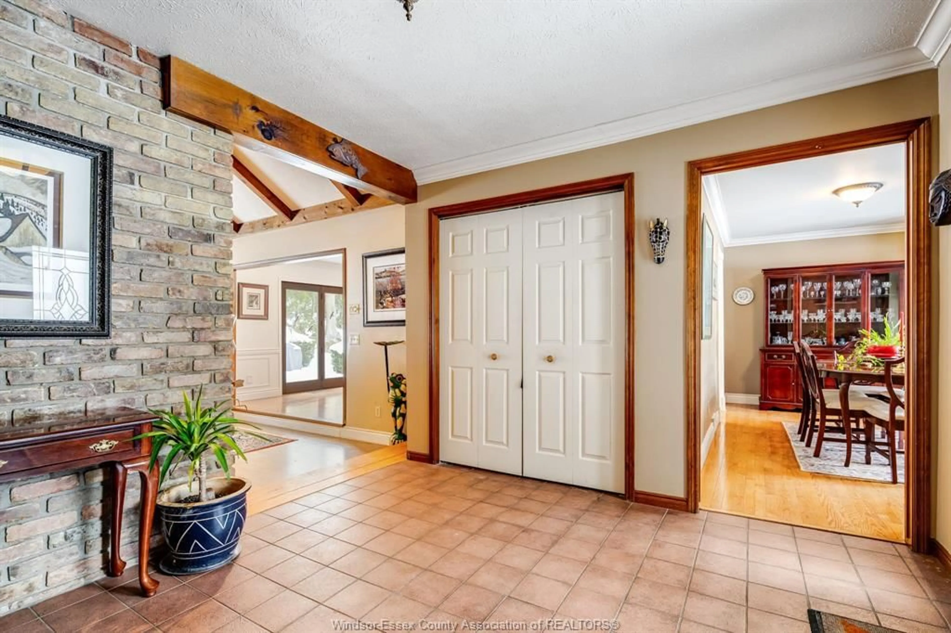 Indoor entryway for 19278 Craford Rd, Raleigh Township Ontario N0P 1A0