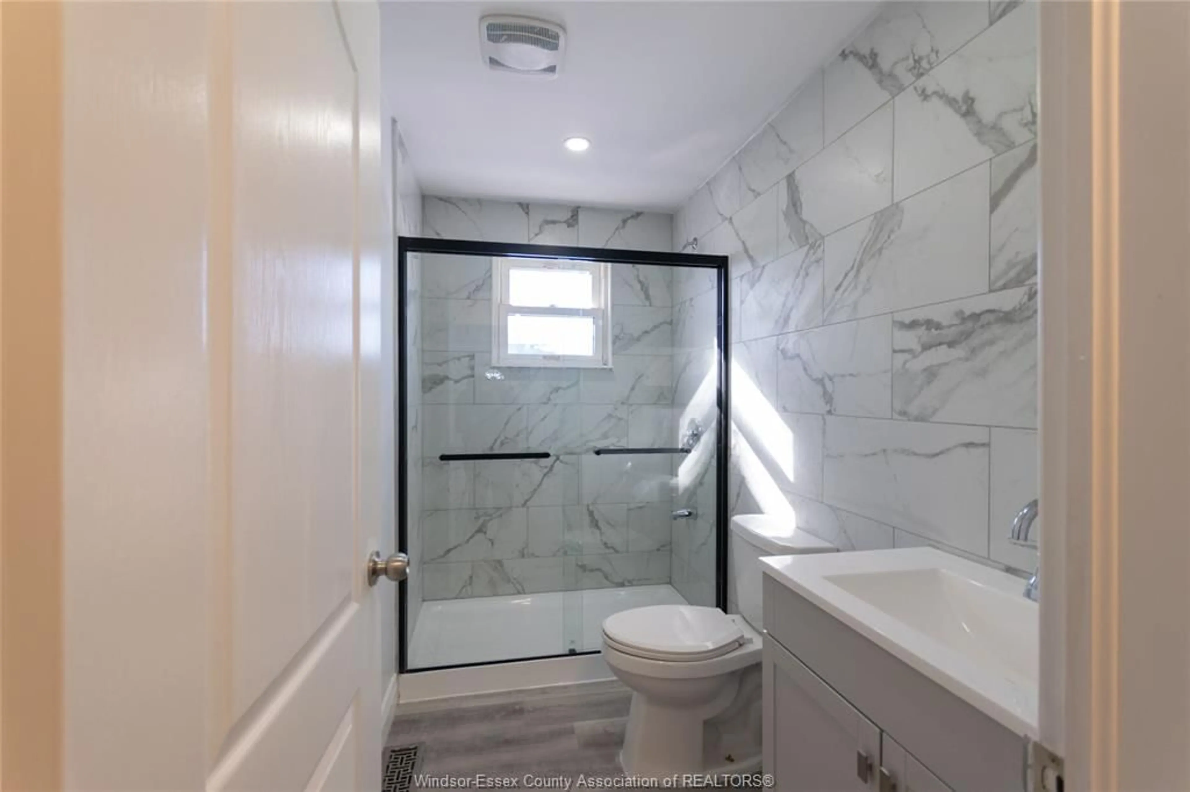 Standard bathroom, ceramic/tile floor for 1819 FRANCOIS, Windsor Ontario N8W 4S6