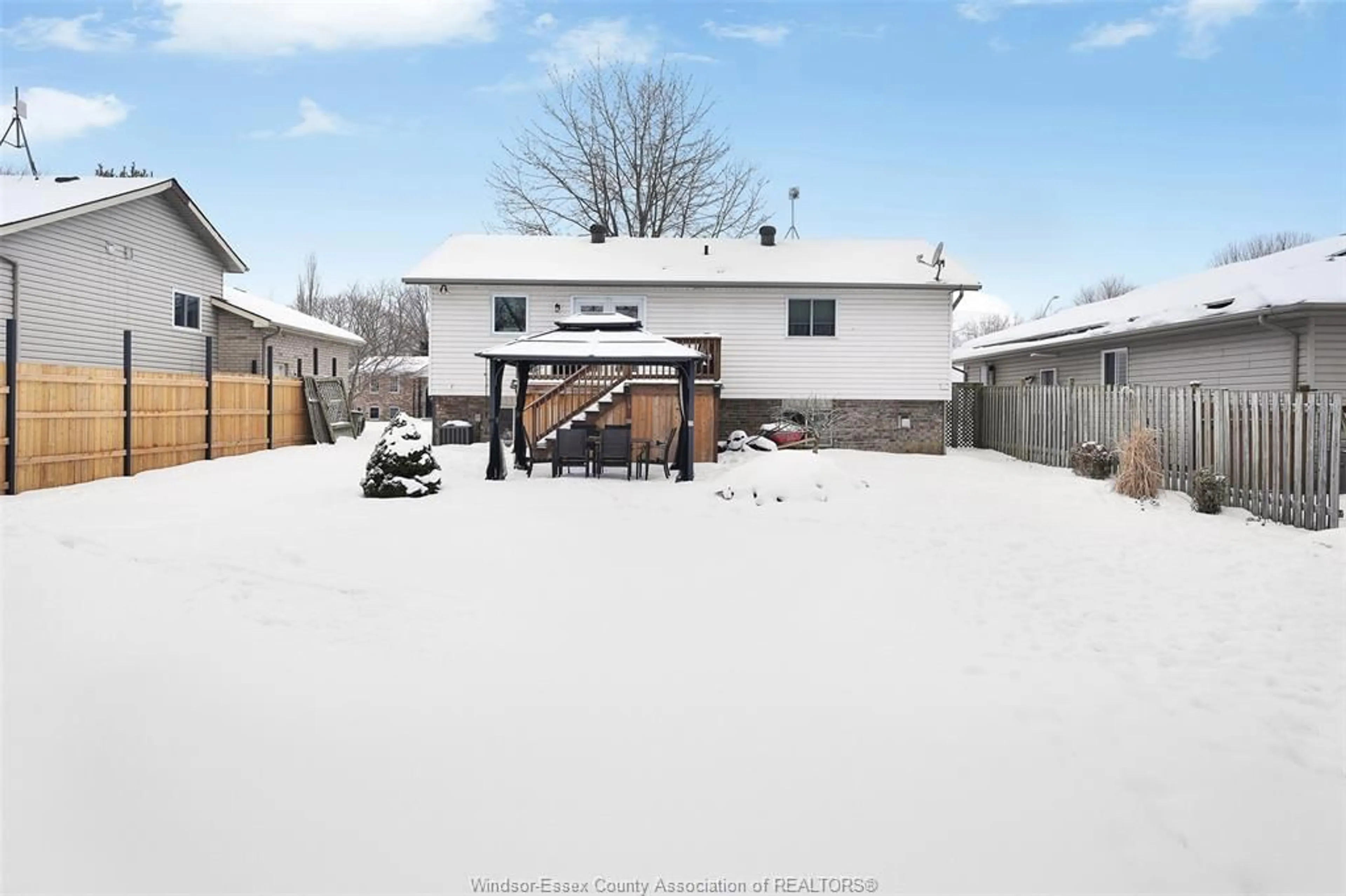 A pic from outside/outdoor area/front of a property/back of a property/a pic from drone, street for 124 ROSEANN, Harrow Ontario N0R 1G0