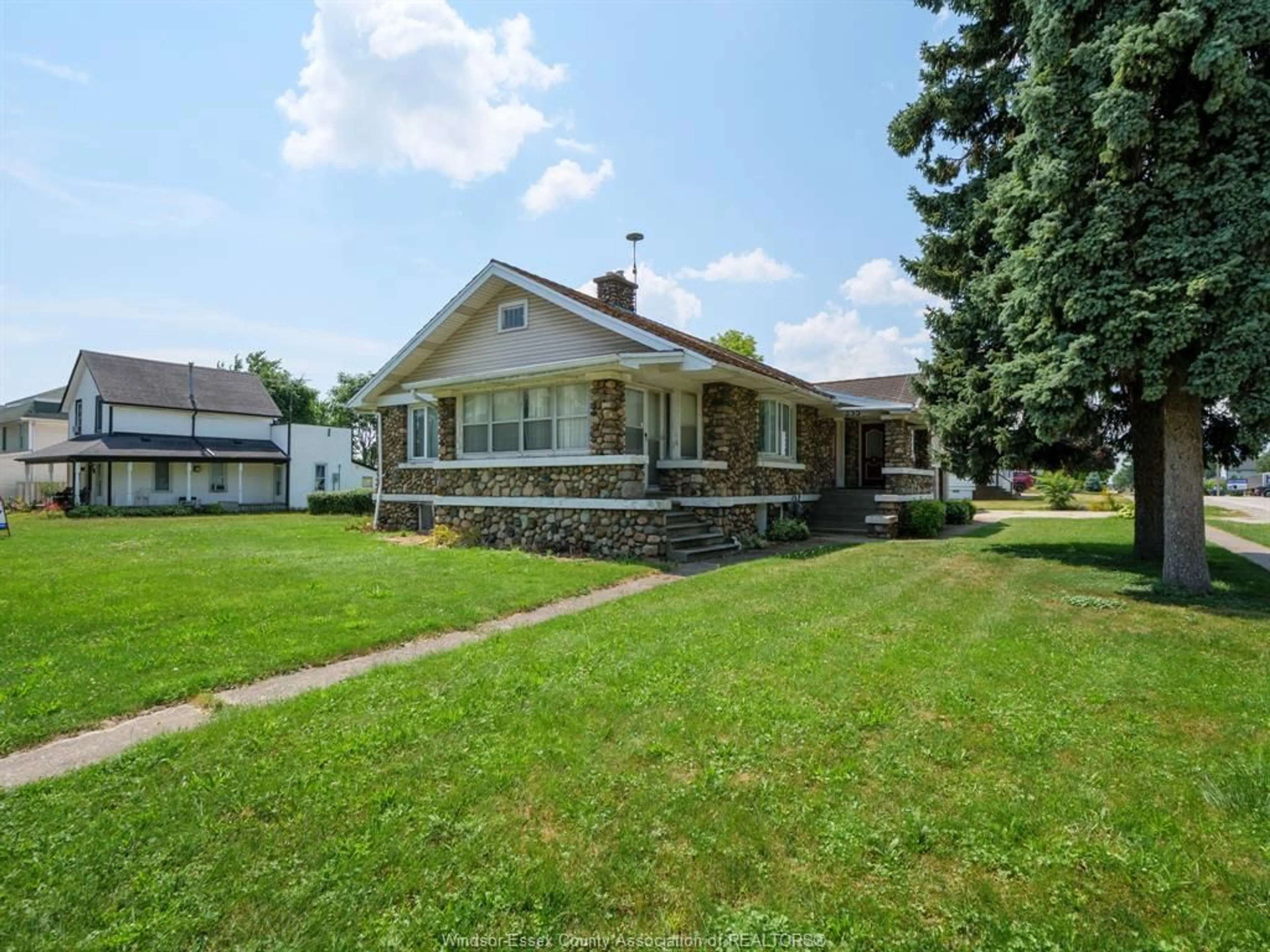 A pic from outside/outdoor area/front of a property/back of a property/a pic from drone, street for 235 Queen St, Harrow Ontario N0R 1G0