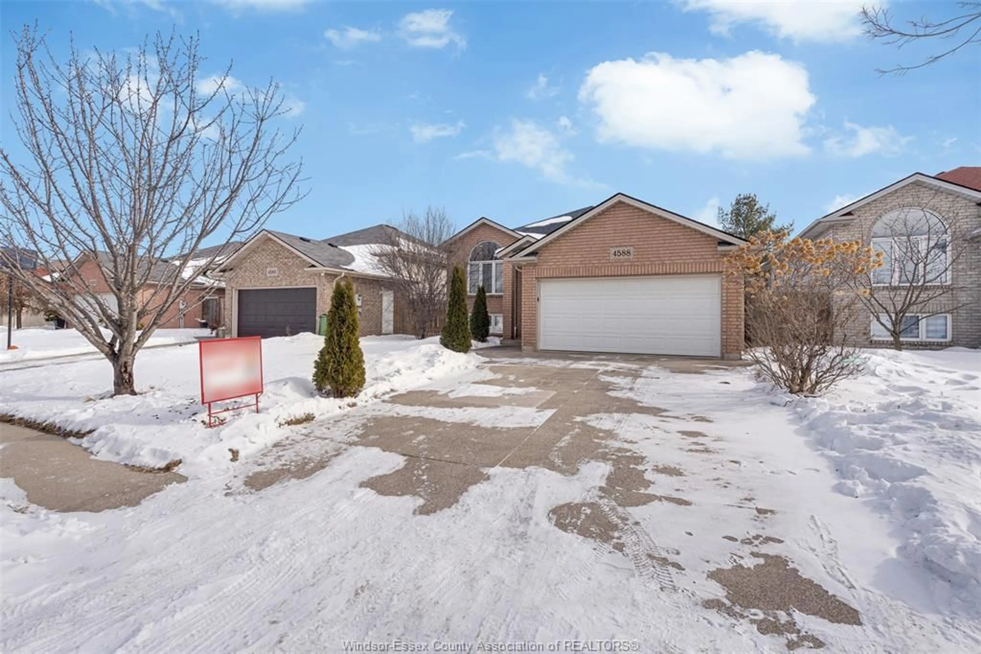 A pic from outside/outdoor area/front of a property/back of a property/a pic from drone, street for 4588 FONTANA, Windsor Ontario N9G 3C8