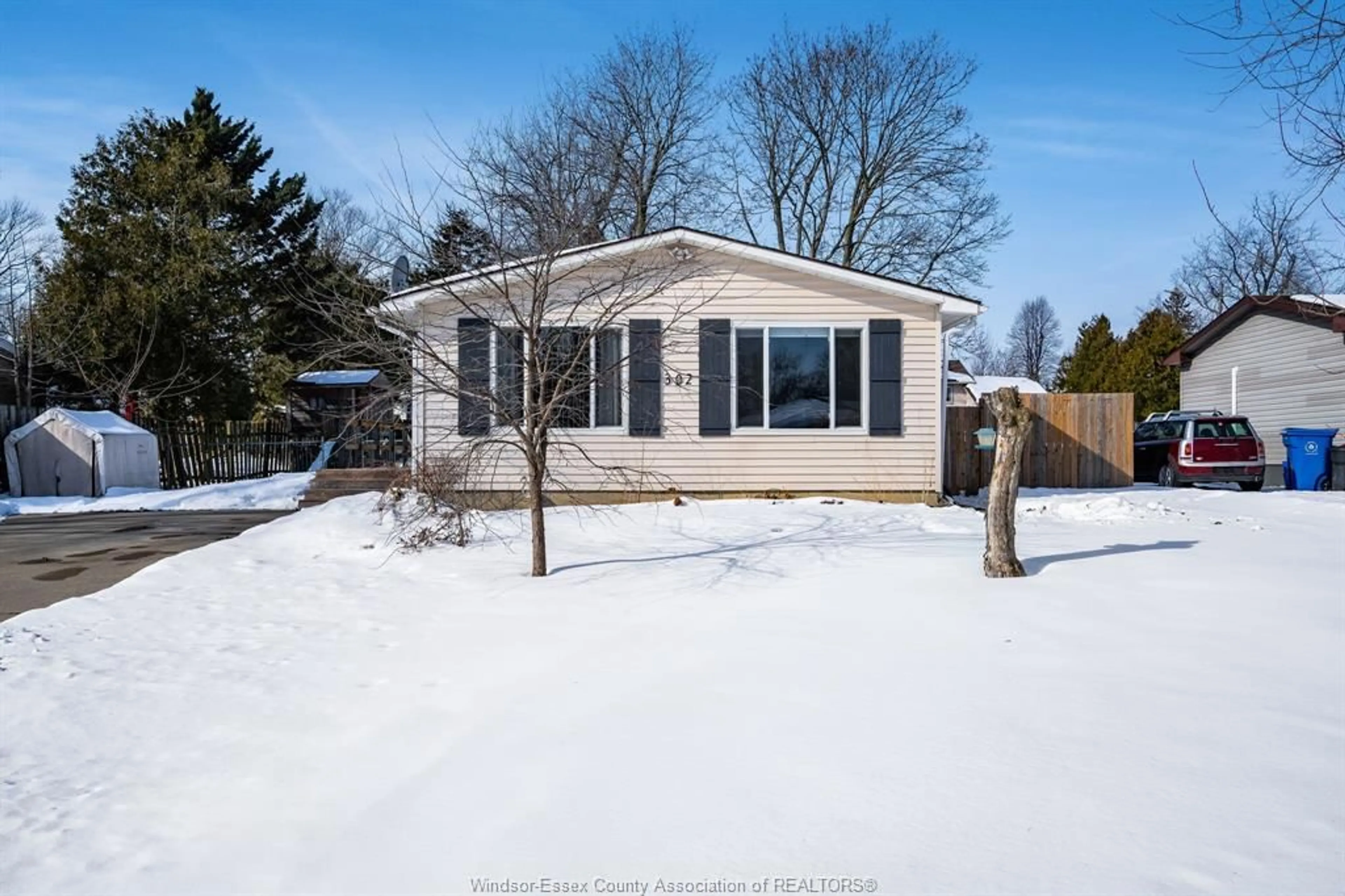 Home with vinyl exterior material, street for 302 Summerset Ave, Kingsville Ontario N9Y 2B9