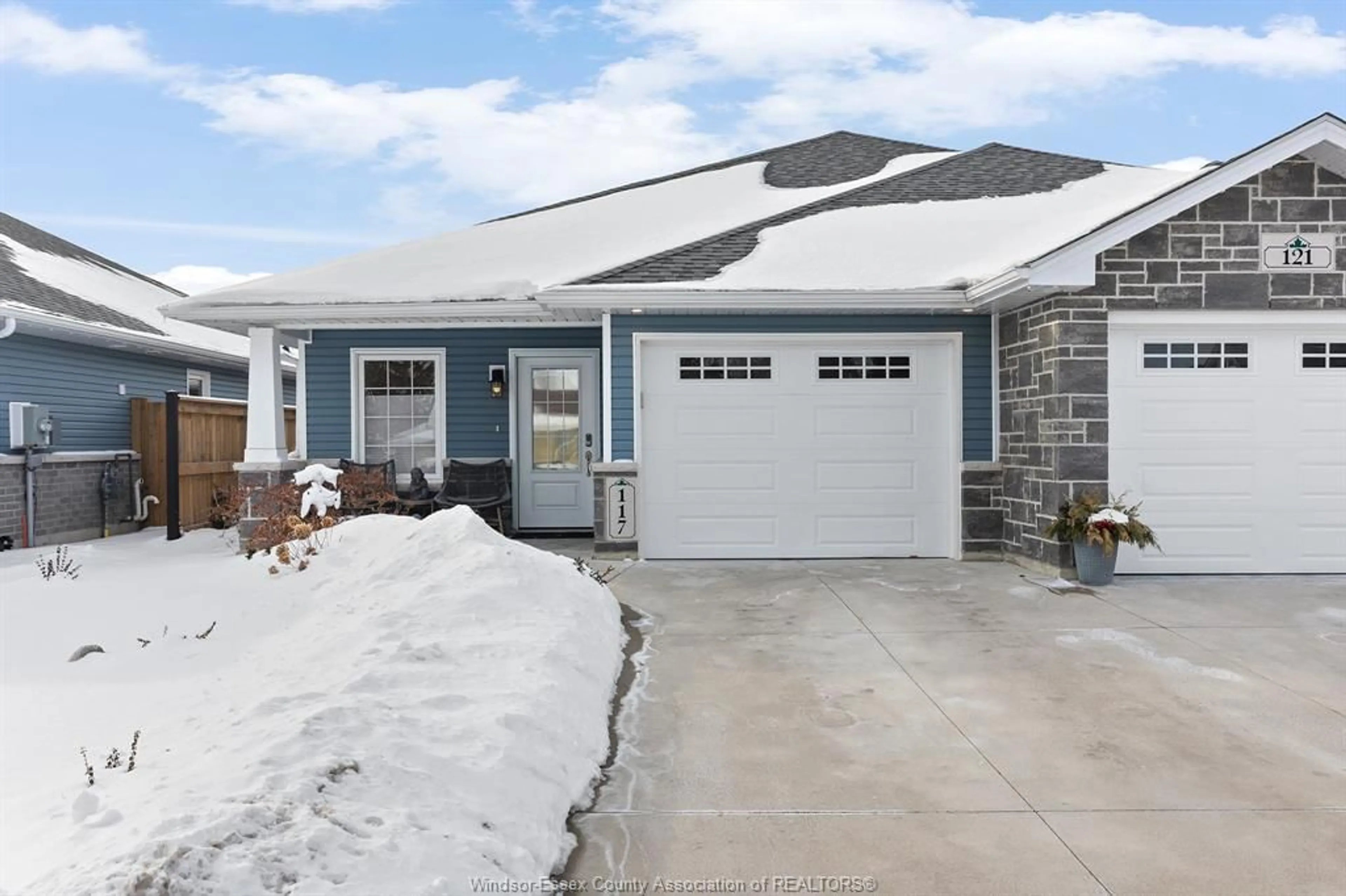 Home with vinyl exterior material, street for 117 ARTHUR St, Harrow Ontario N0R 1G0