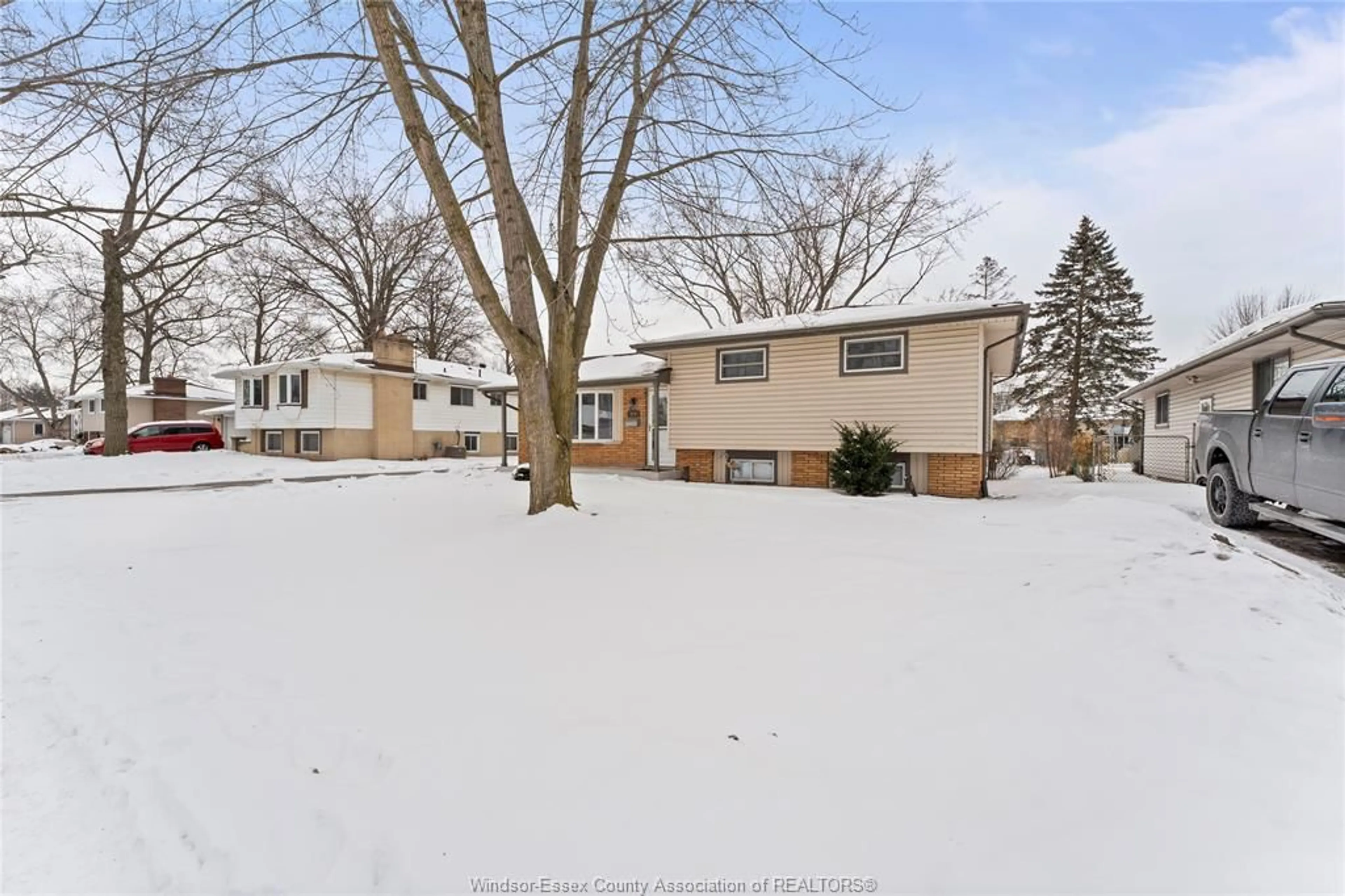 A pic from outside/outdoor area/front of a property/back of a property/a pic from drone, street for 470 MAPLE Ave, LaSalle Ontario N9J 1P4