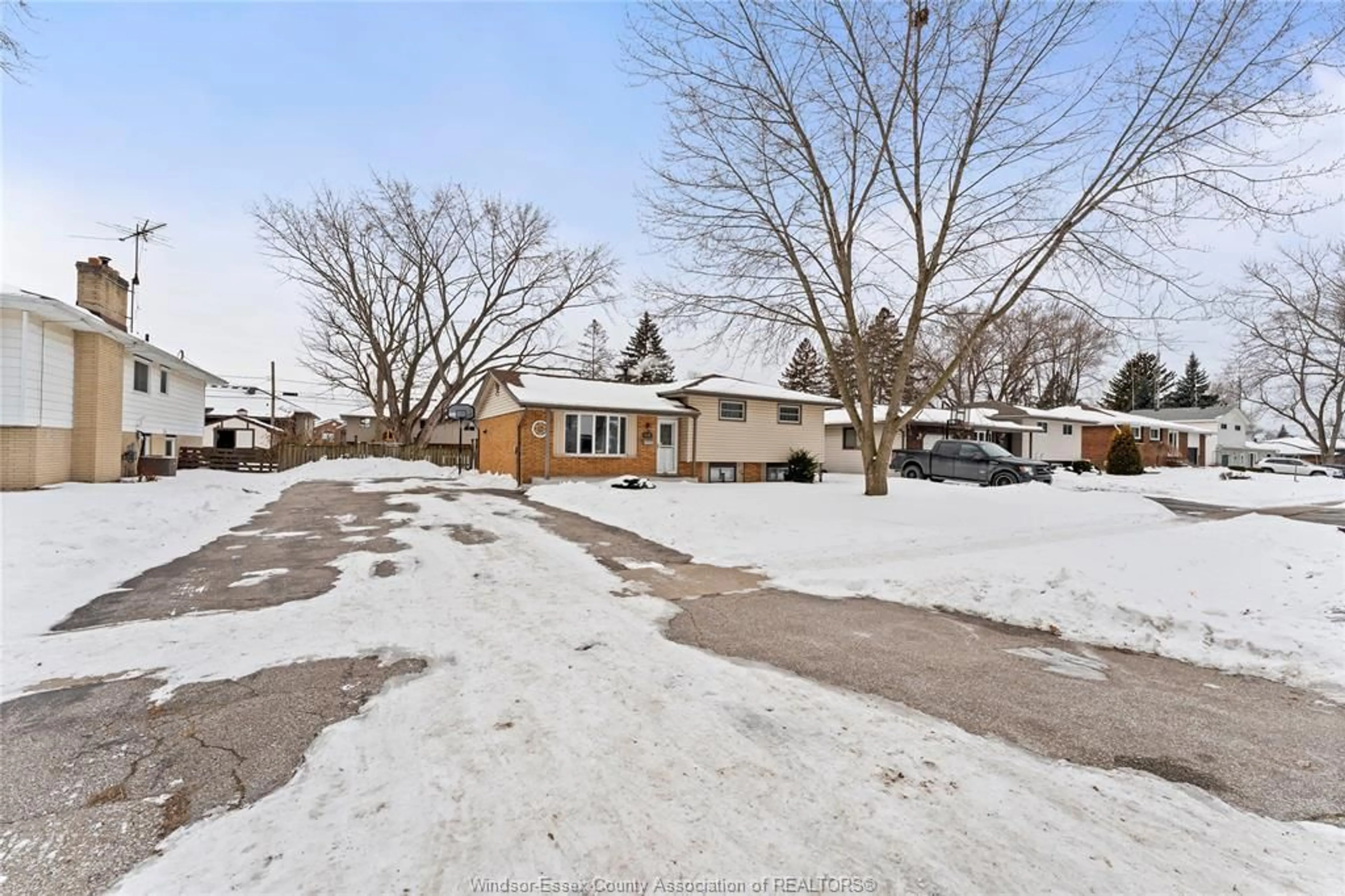 A pic from outside/outdoor area/front of a property/back of a property/a pic from drone, street for 470 MAPLE Ave, LaSalle Ontario N9J 1P4