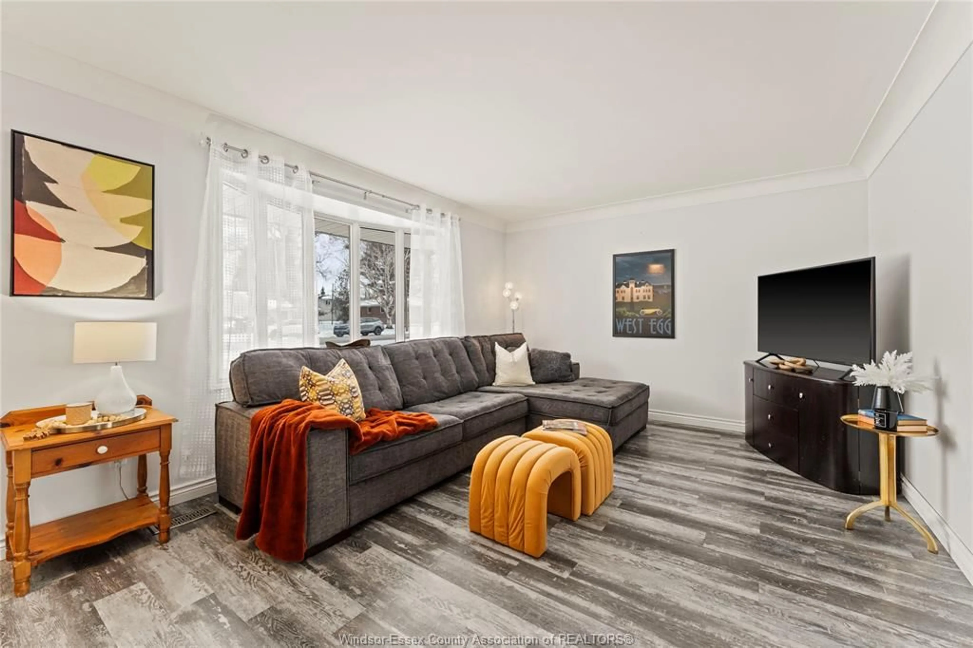 Living room with furniture, wood/laminate floor for 470 MAPLE Ave, LaSalle Ontario N9J 1P4