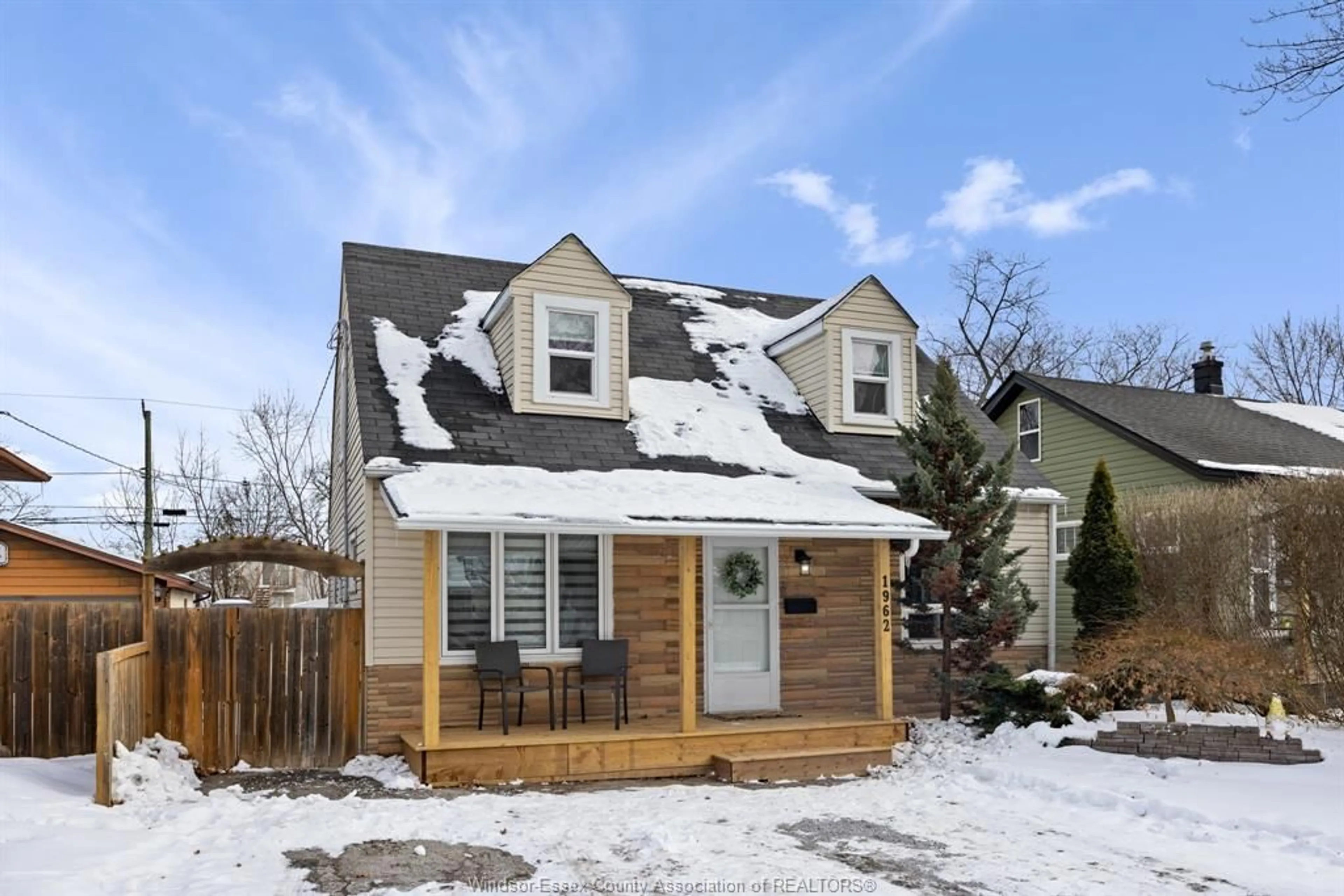 Home with vinyl exterior material, street for 1962 BUCKINGHAM, Windsor Ontario N8T 2B1