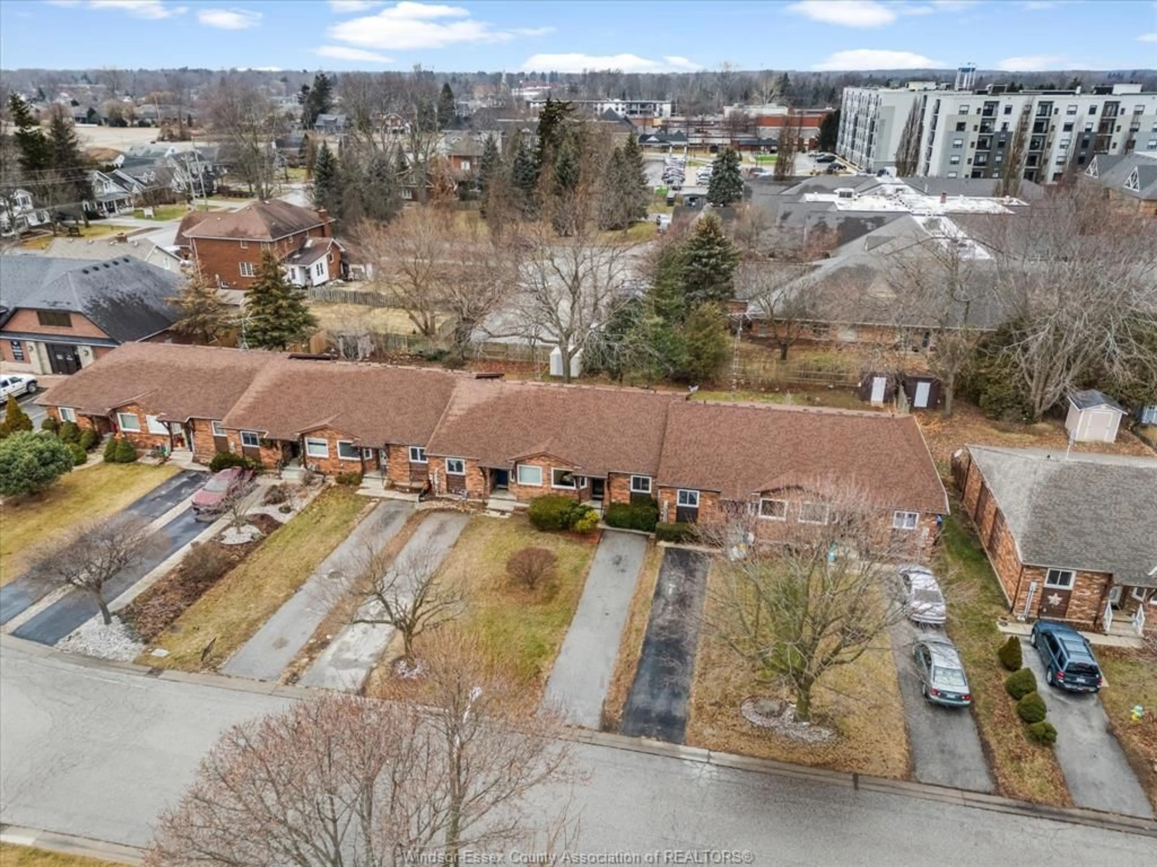 A pic from outside/outdoor area/front of a property/back of a property/a pic from drone, city buildings view from balcony for 40 Remark Dr, Kingsville Ontario N9Y 3X6
