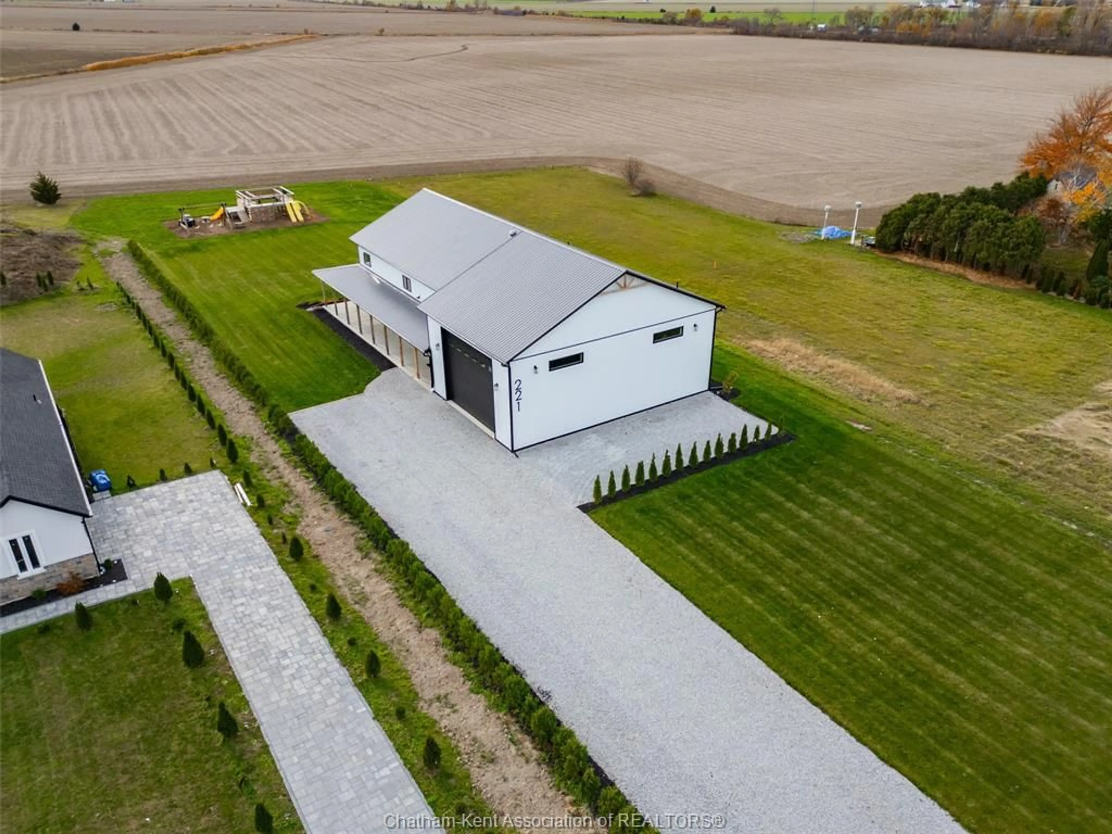 A pic from outside/outdoor area/front of a property/back of a property/a pic from drone, building for 221 Erie St, Merlin Ontario N0P 1W0