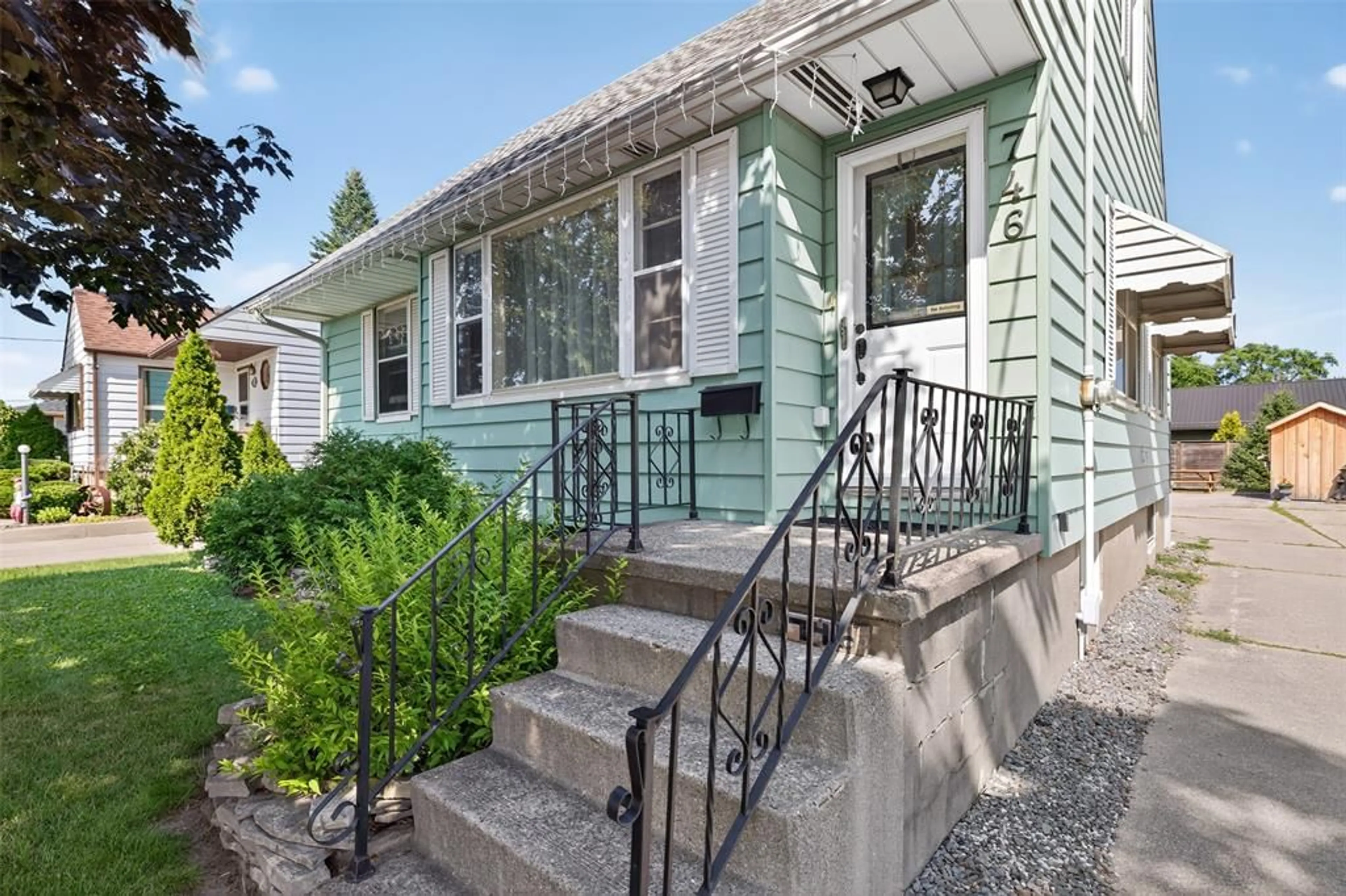 Home with vinyl exterior material, street for 746 Oxford St, Sarnia Ontario N7T 6Z9