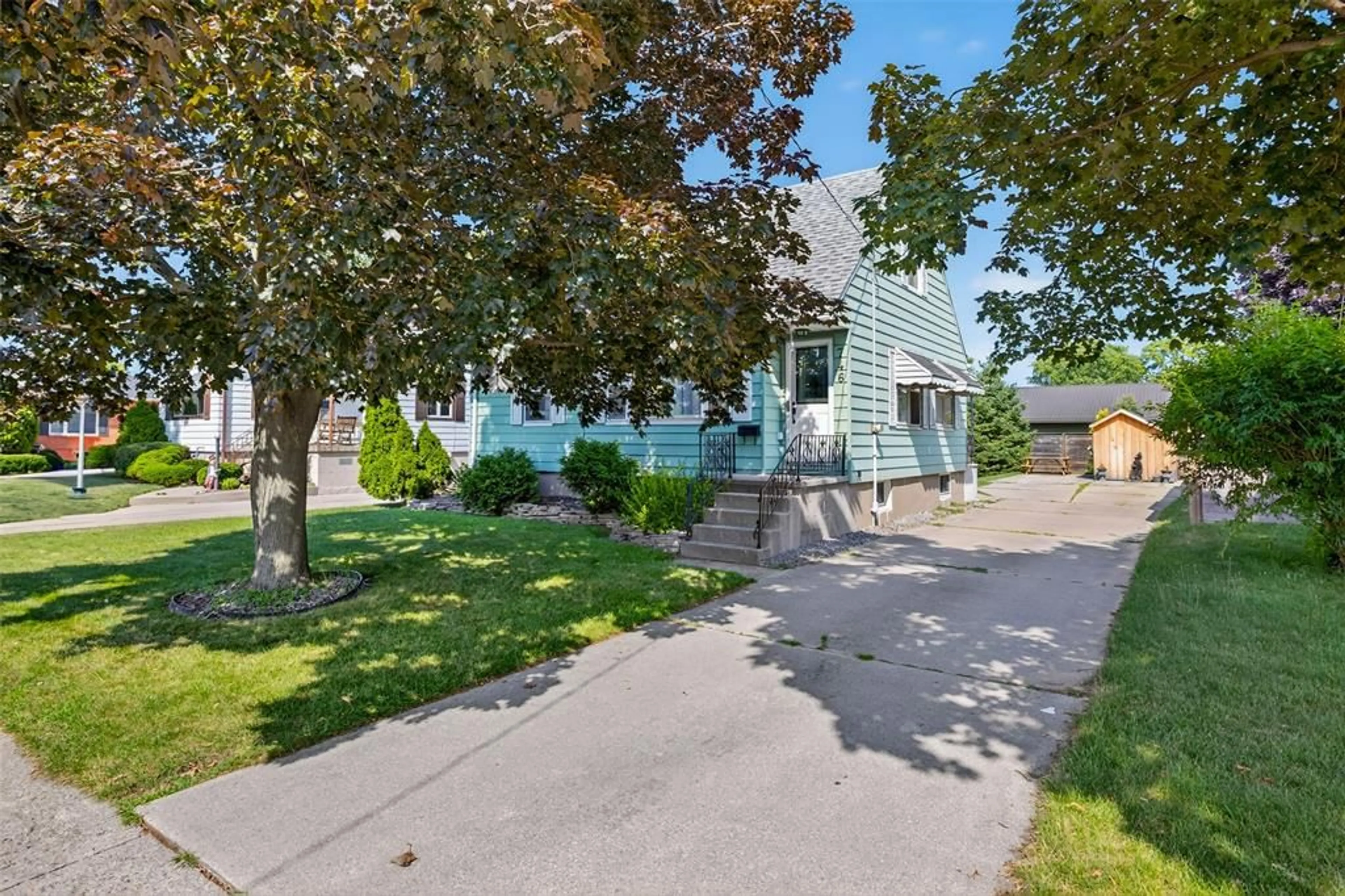 Unknown for 746 Oxford St, Sarnia Ontario N7T 6Z9