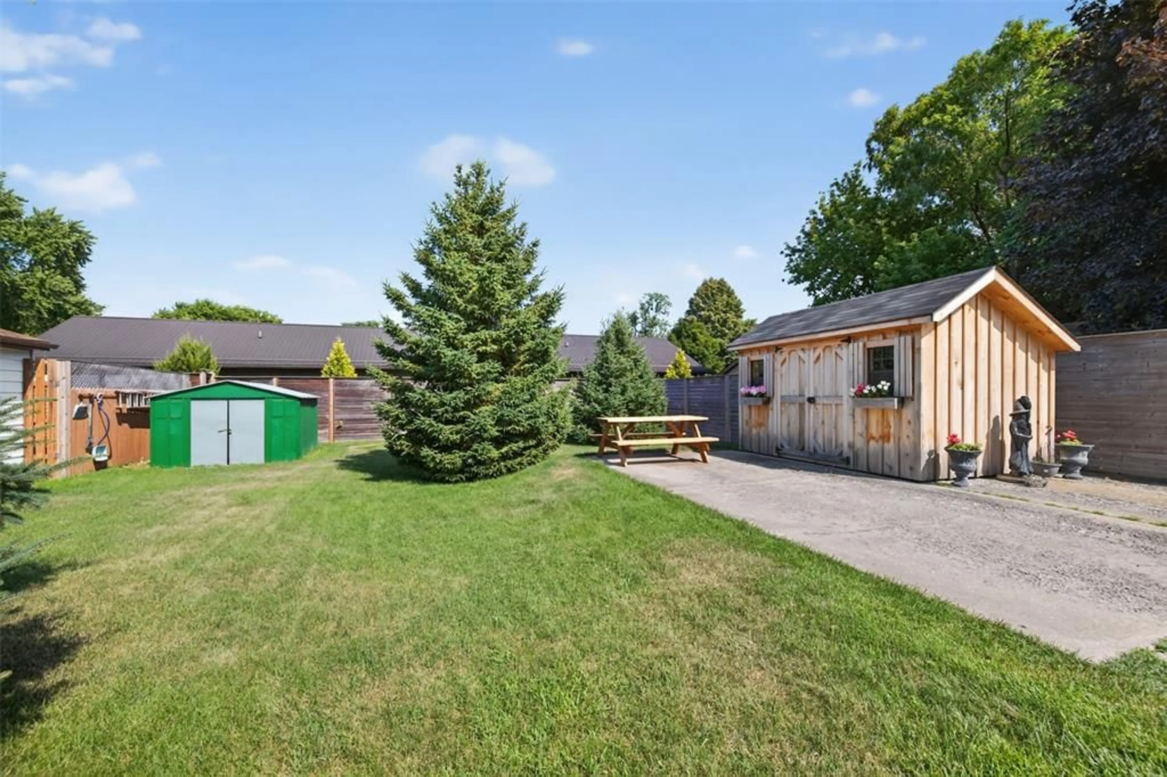 A pic from outside/outdoor area/front of a property/back of a property/a pic from drone, street for 746 Oxford St, Sarnia Ontario N7T 6Z9