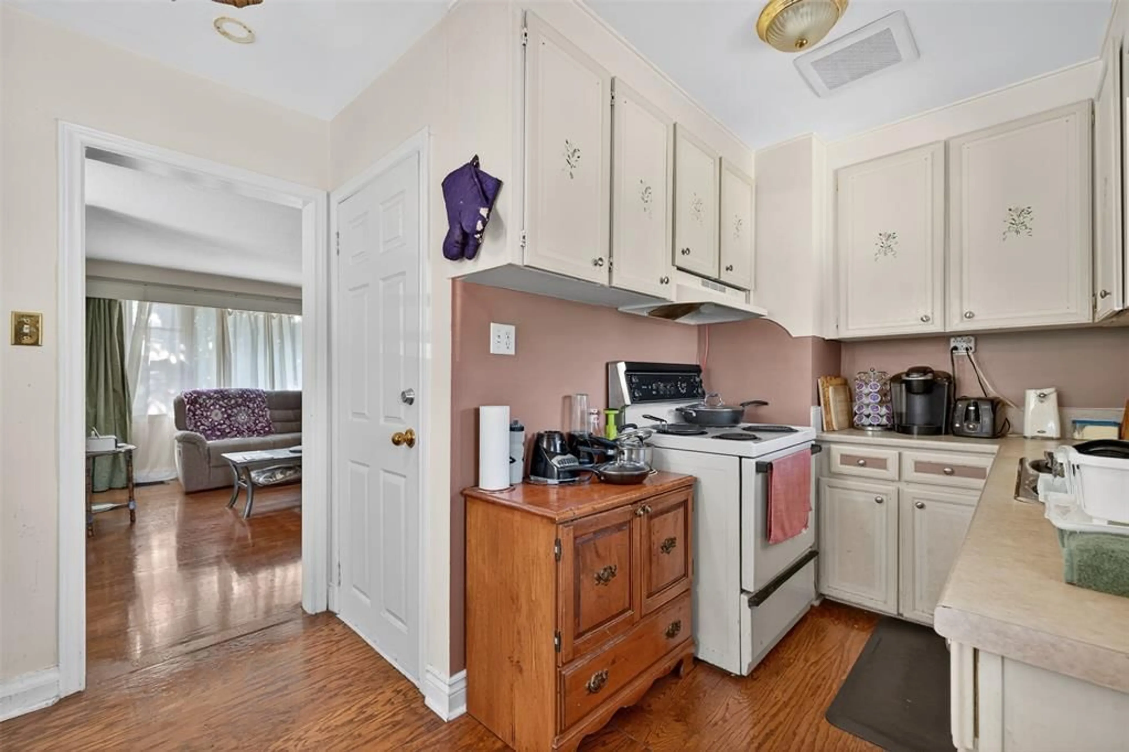 Standard kitchen, unknown for 746 Oxford St, Sarnia Ontario N7T 6Z9