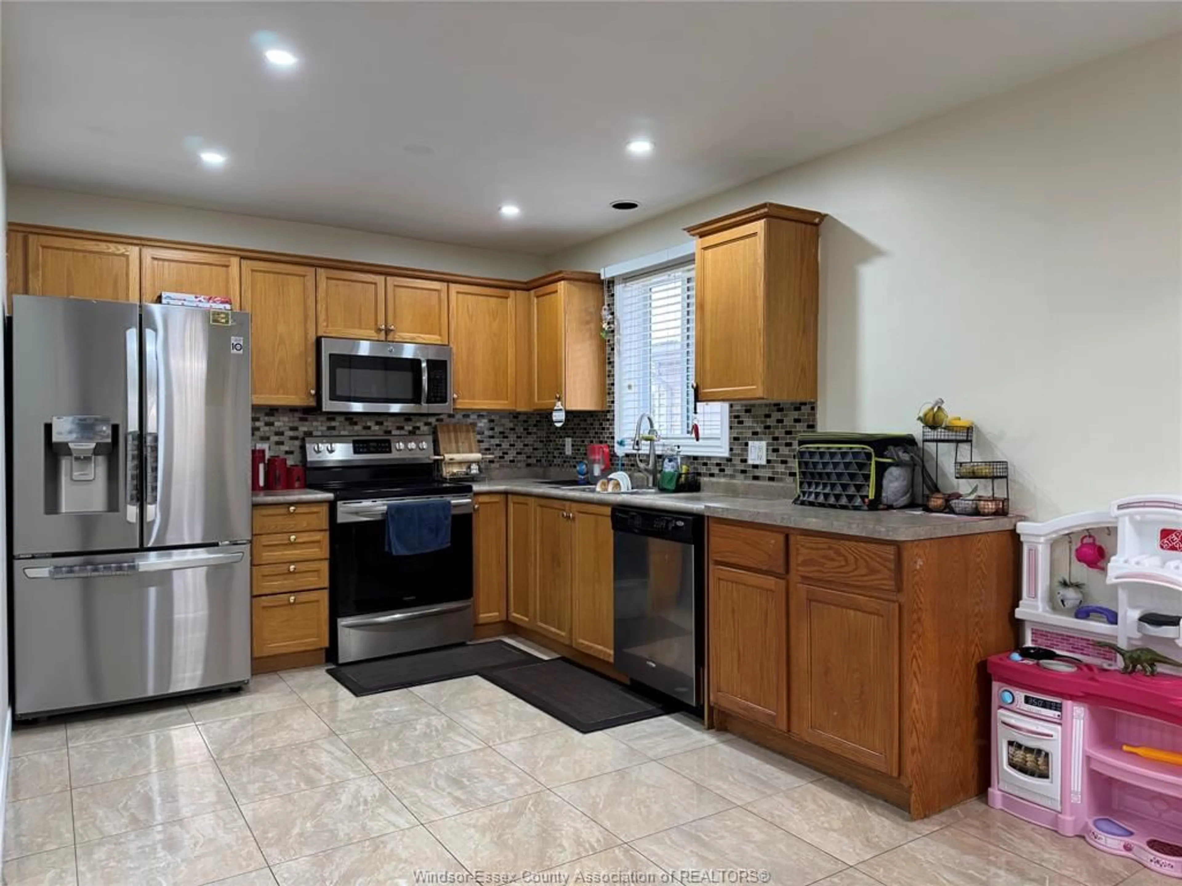 Standard kitchen, ceramic/tile floor for 1481 HIGHNOON Dr, Windsor Ontario N9G 3B6