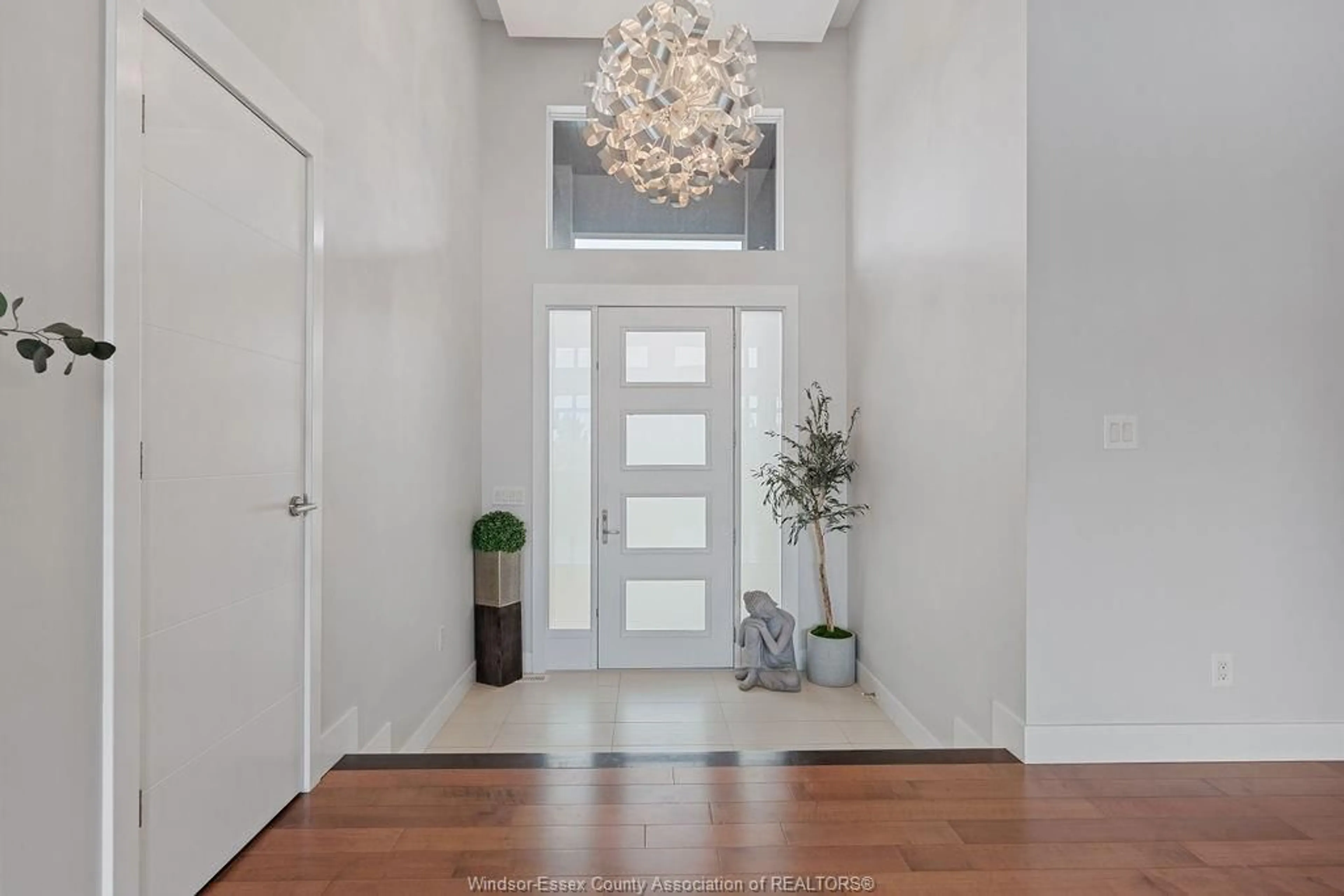 Indoor entryway for 6 MULBERRY Cres, Kingsville Ontario N9Y 0B8