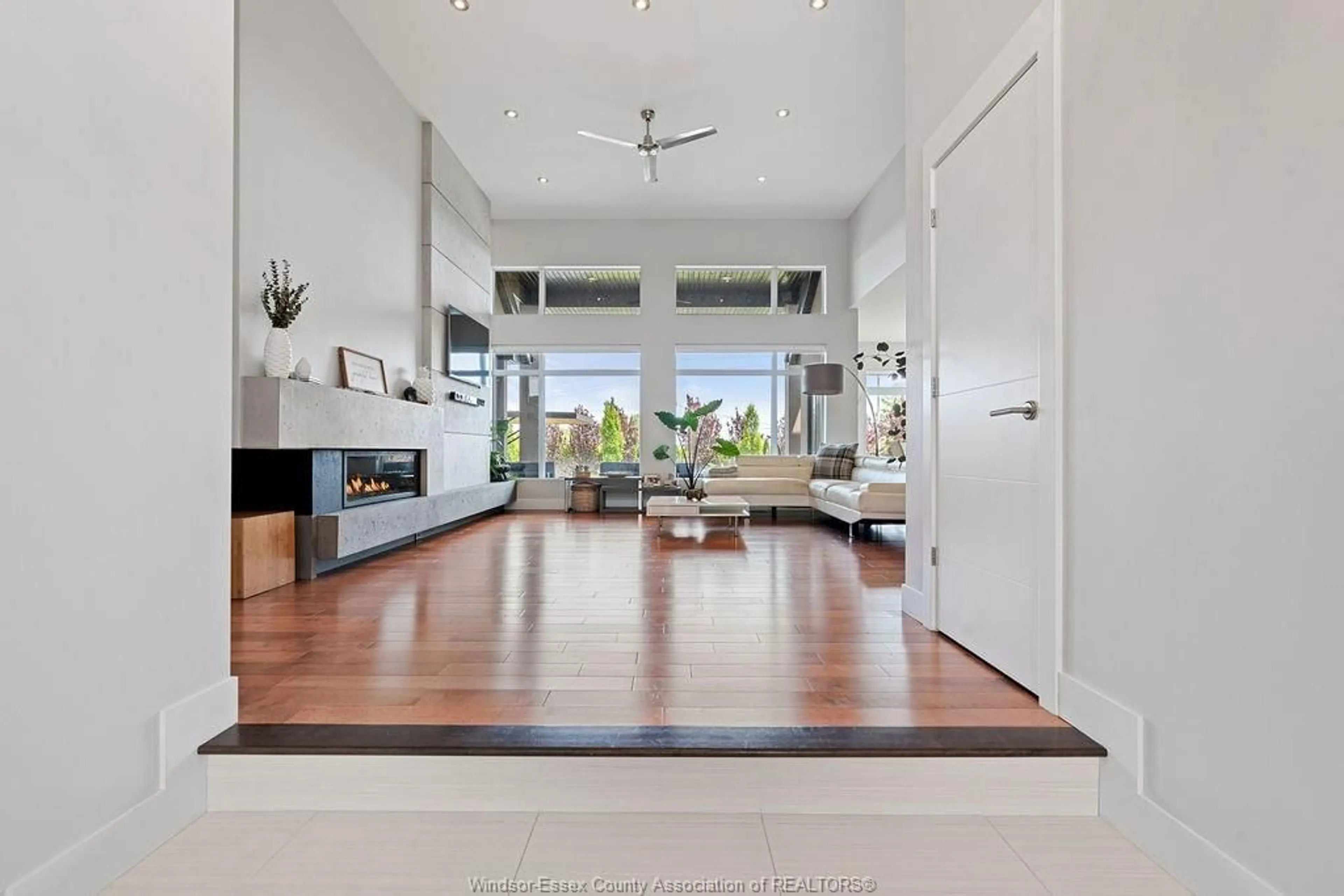 Indoor foyer for 6 MULBERRY Cres, Kingsville Ontario N9Y 0B8