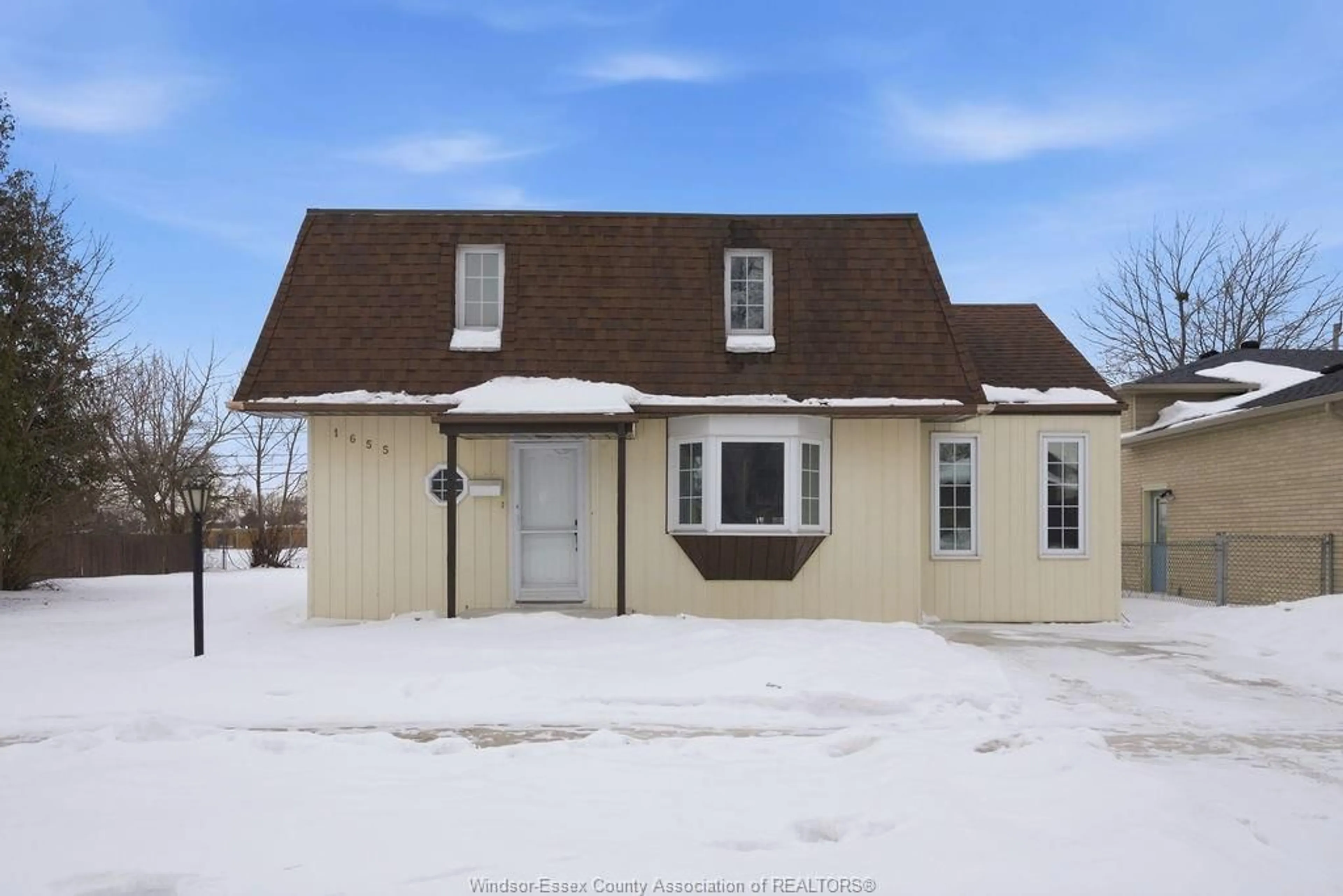 Home with vinyl exterior material, street for 1655 MARK AVE, Windsor Ontario N9B 3G5