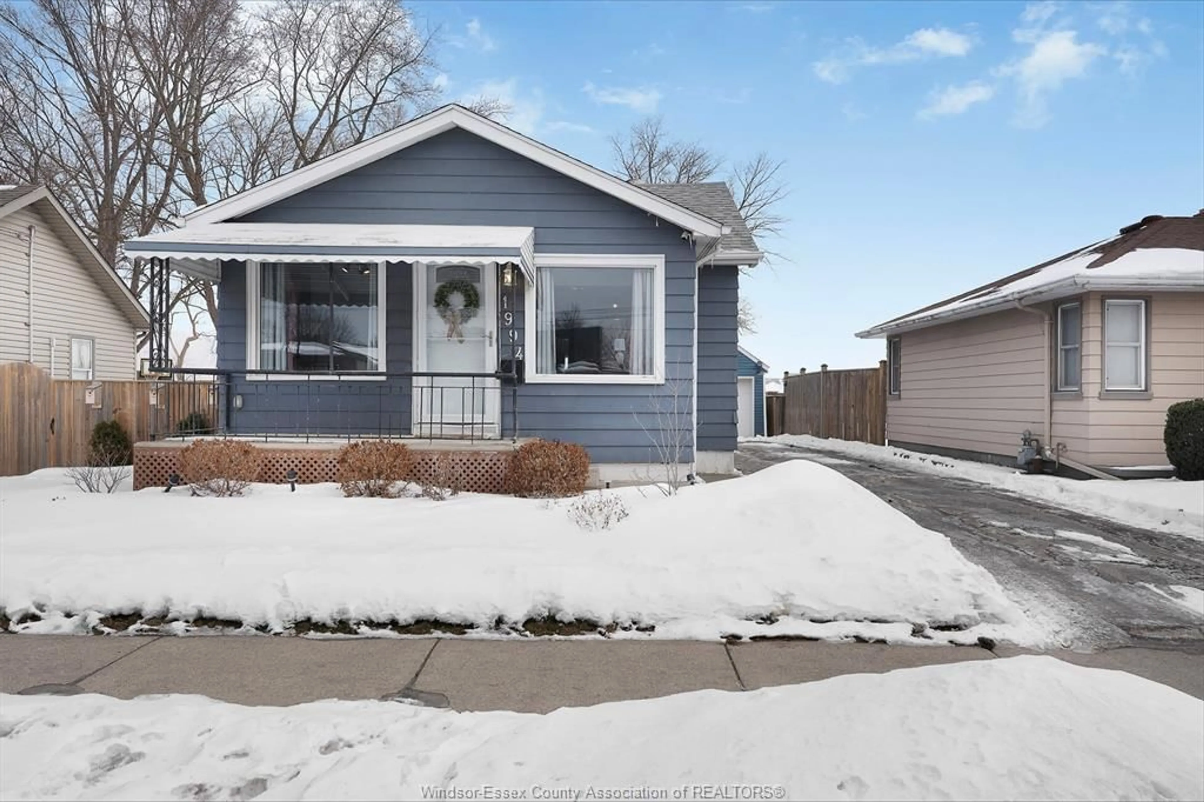 Home with vinyl exterior material, street for 1994 JEFFERSON, Windsor Ontario N8T 2W2