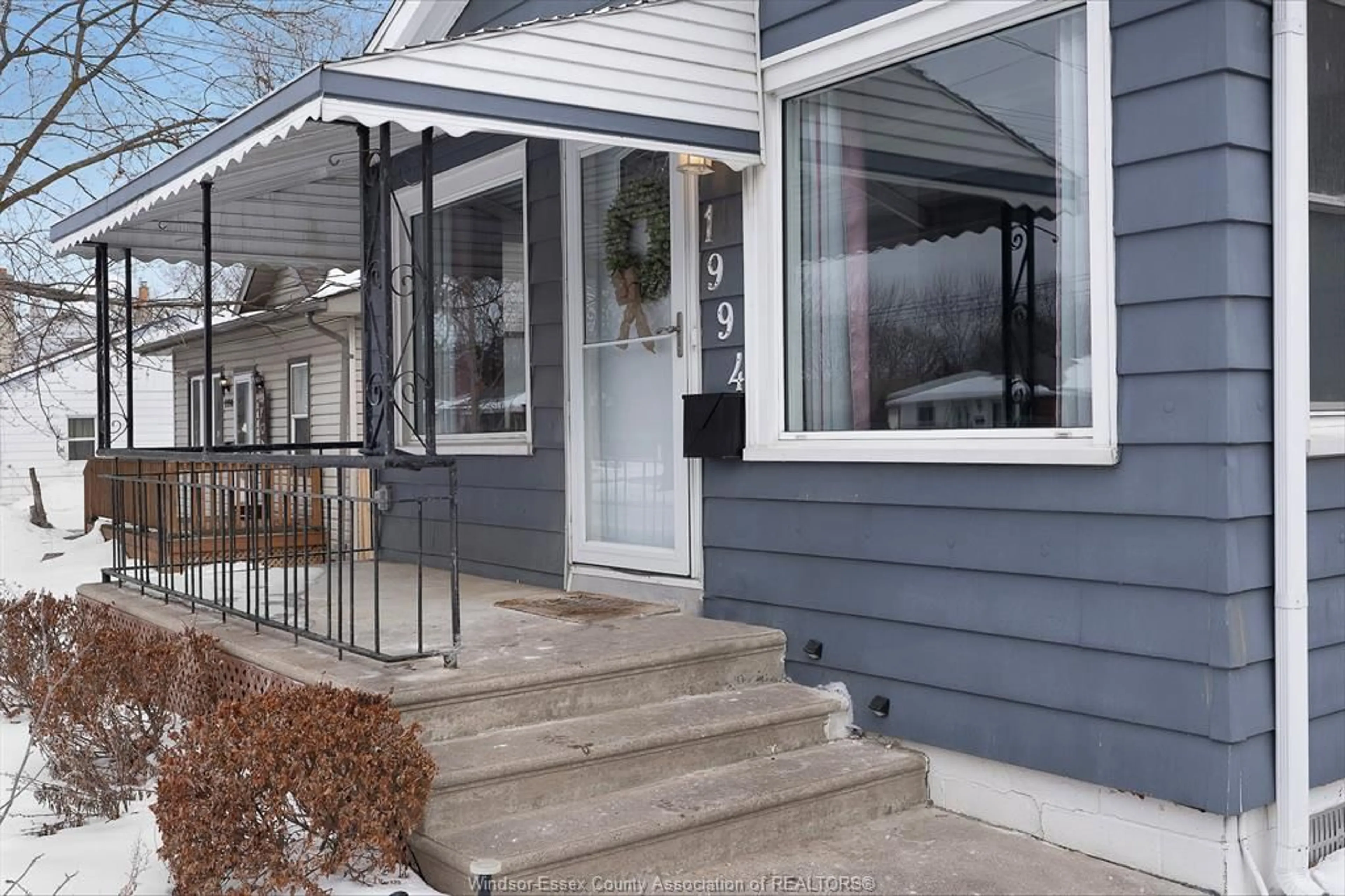 Home with vinyl exterior material, street for 1994 JEFFERSON, Windsor Ontario N8T 2W2